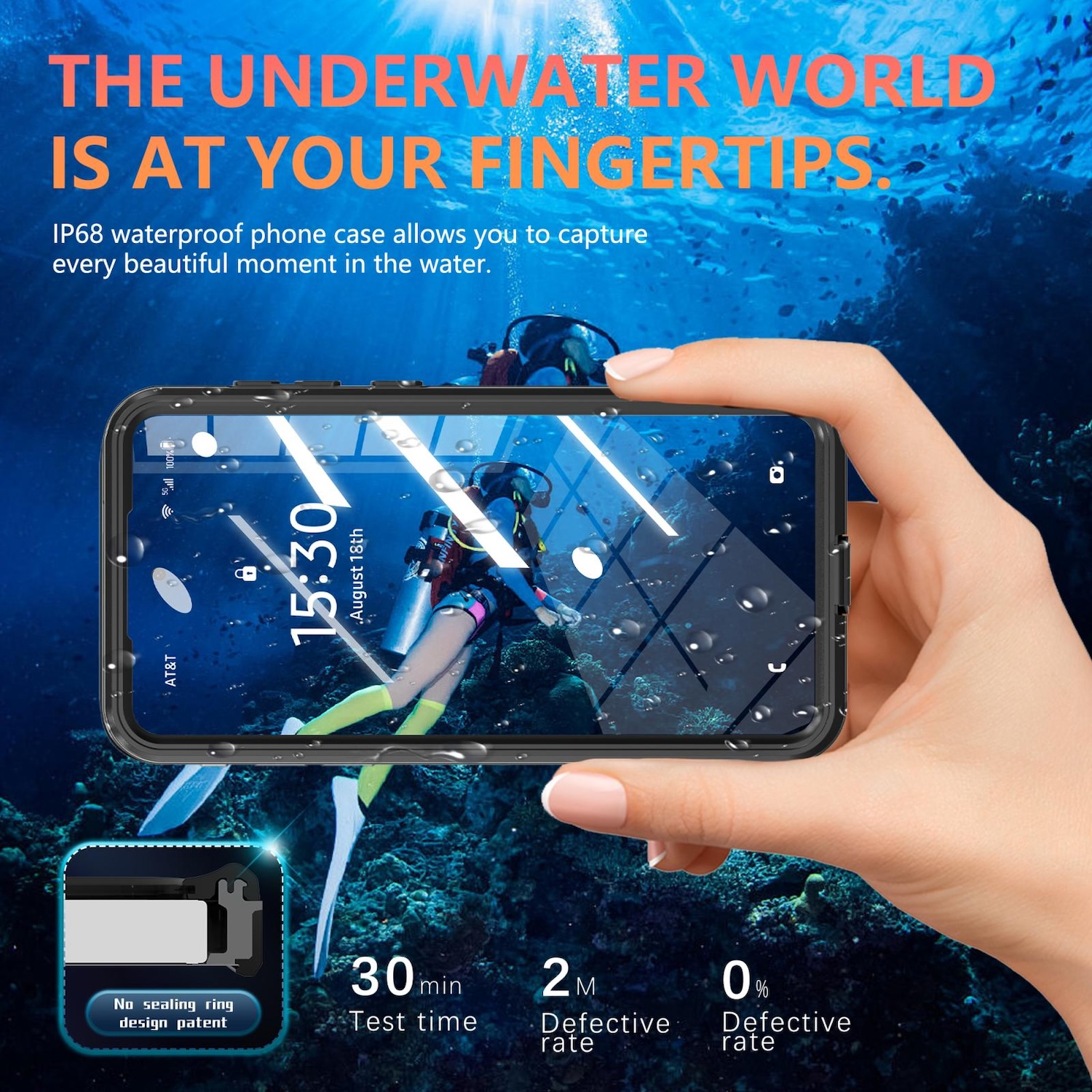 Eine Hand, die ein Telefon in einer wasserdichten Hülle unter Wasser hält, Taucher im Hintergrund.