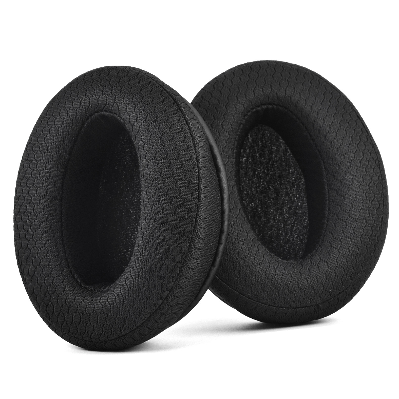 Due cuscinetti auricolari neri per cuffie. Sono circolari e realizzati in materiale a rete.