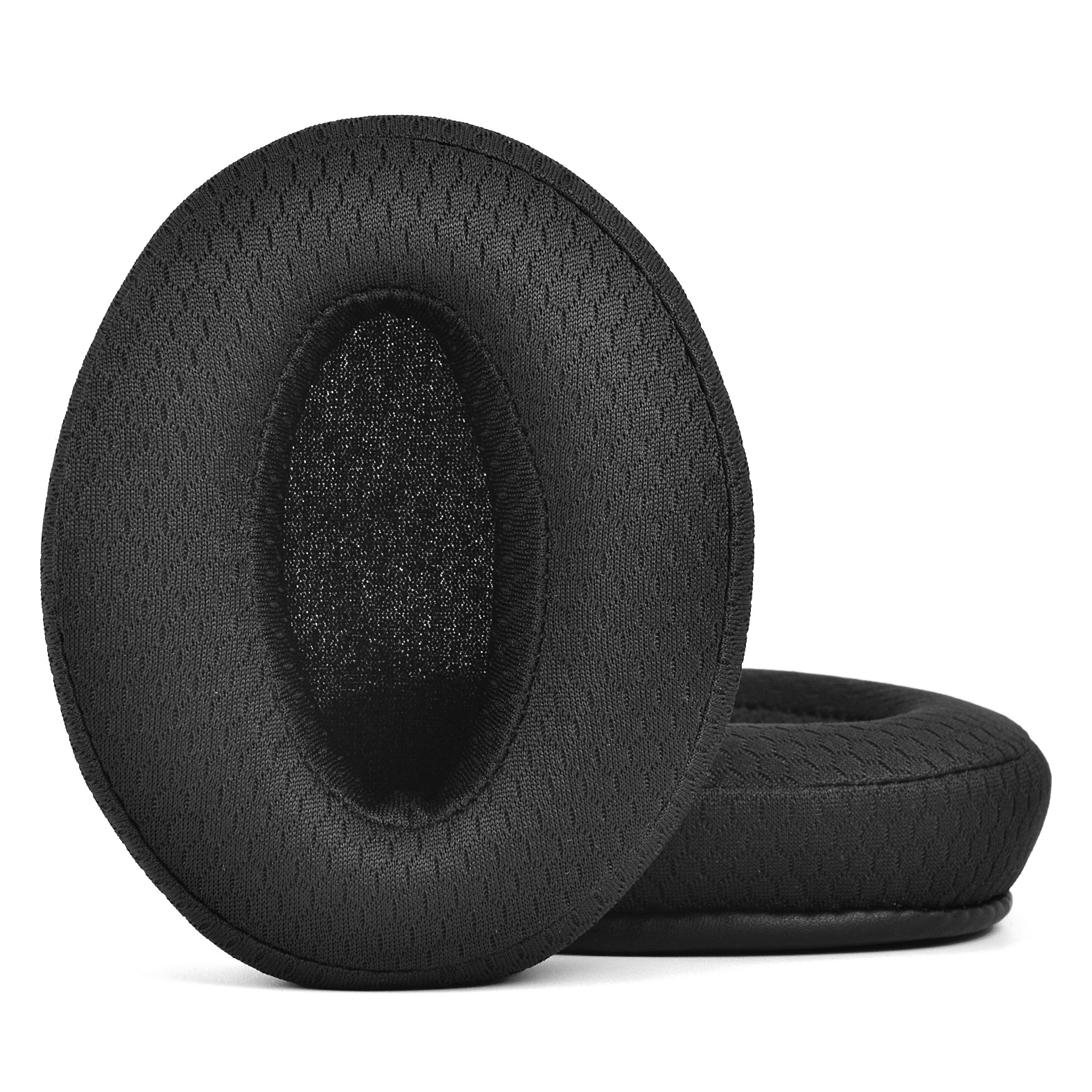 Due cuscinetti auricolari neri per cuffie. Sono circolari e realizzati in materiale a rete.