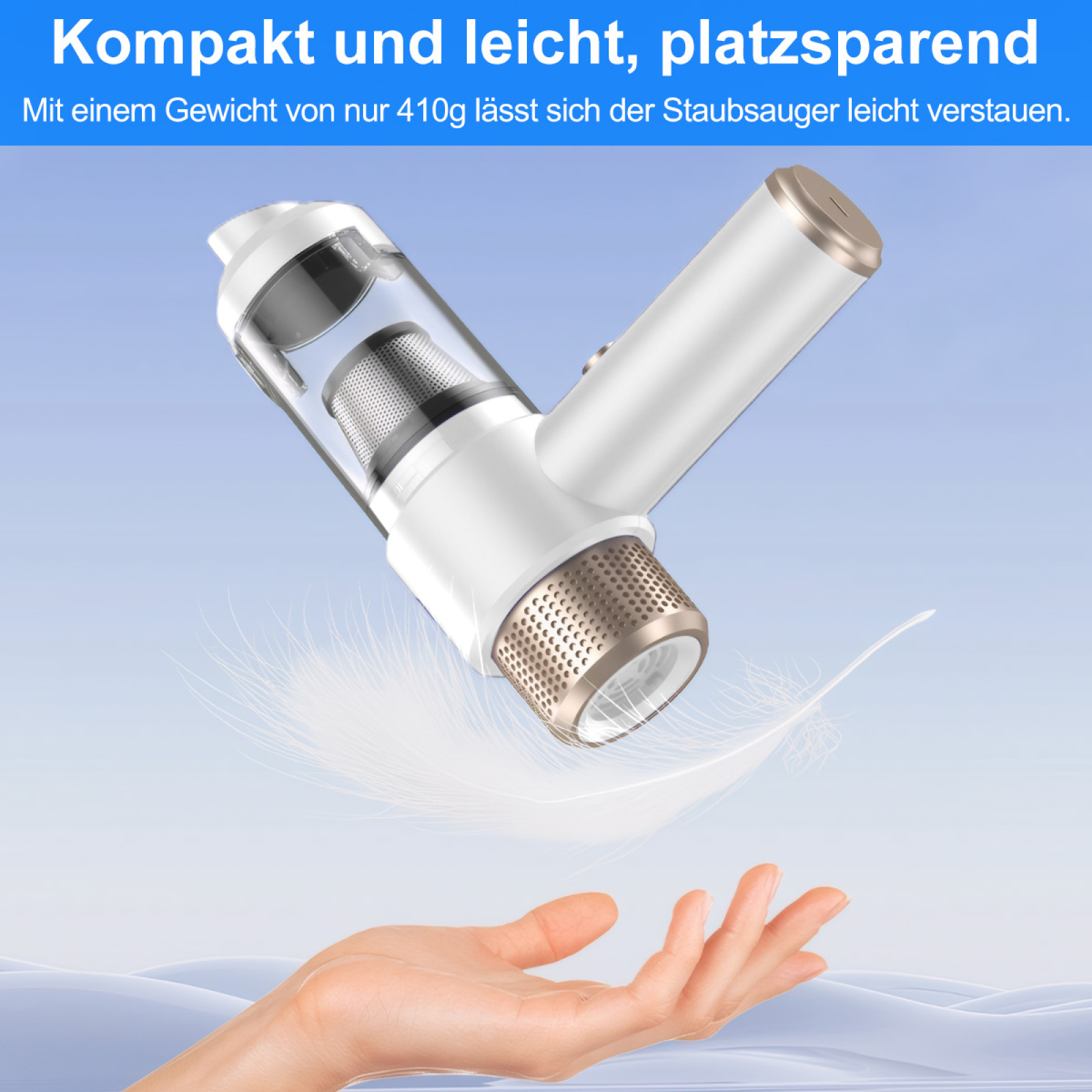 Ein weißer und goldfarbener Handstaubsauger mit transparentem Behälter. Er wird von einer Hand gehalten.