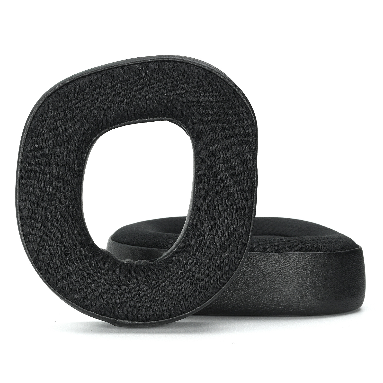 Due cuscinetti auricolari neri, di forma ovale. I cuscinetti sono in tessuto e pelle.