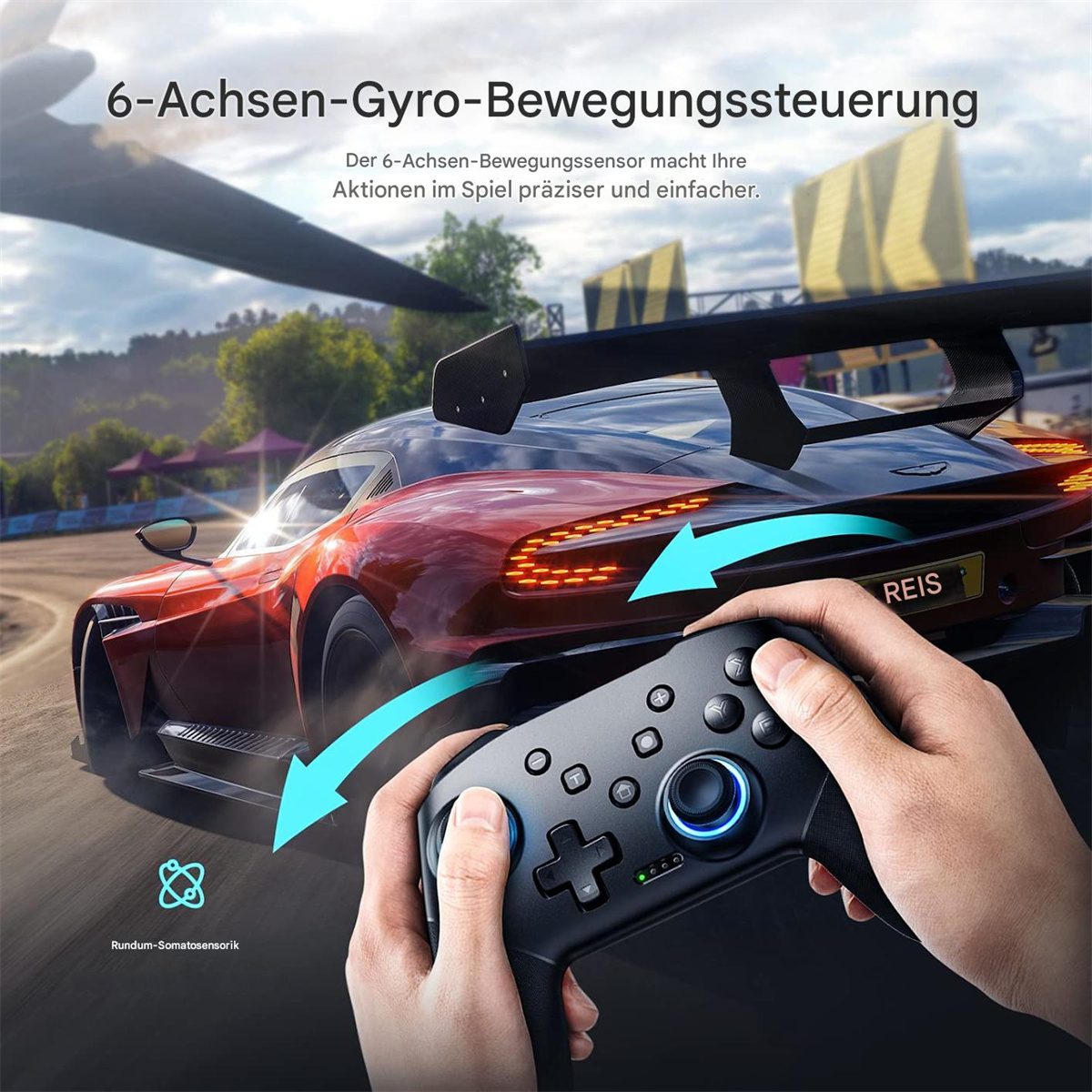 Hände halten einen schwarzen Controller vor einem Rennwagen auf einer Strecke, mit Textüberlagerung.