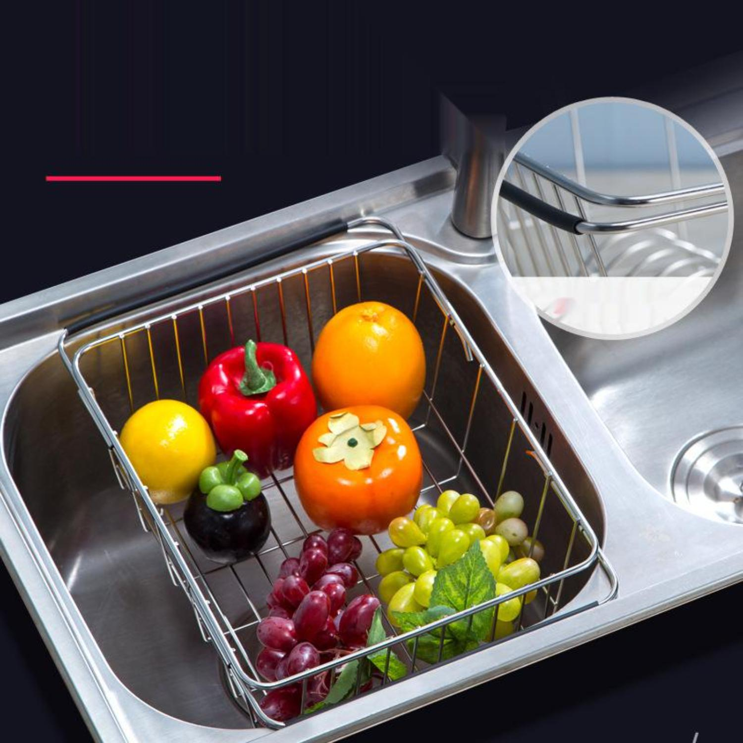 Frisches Obst und Gemüse in einem Edelstahlbecken mit Drahtkorb.