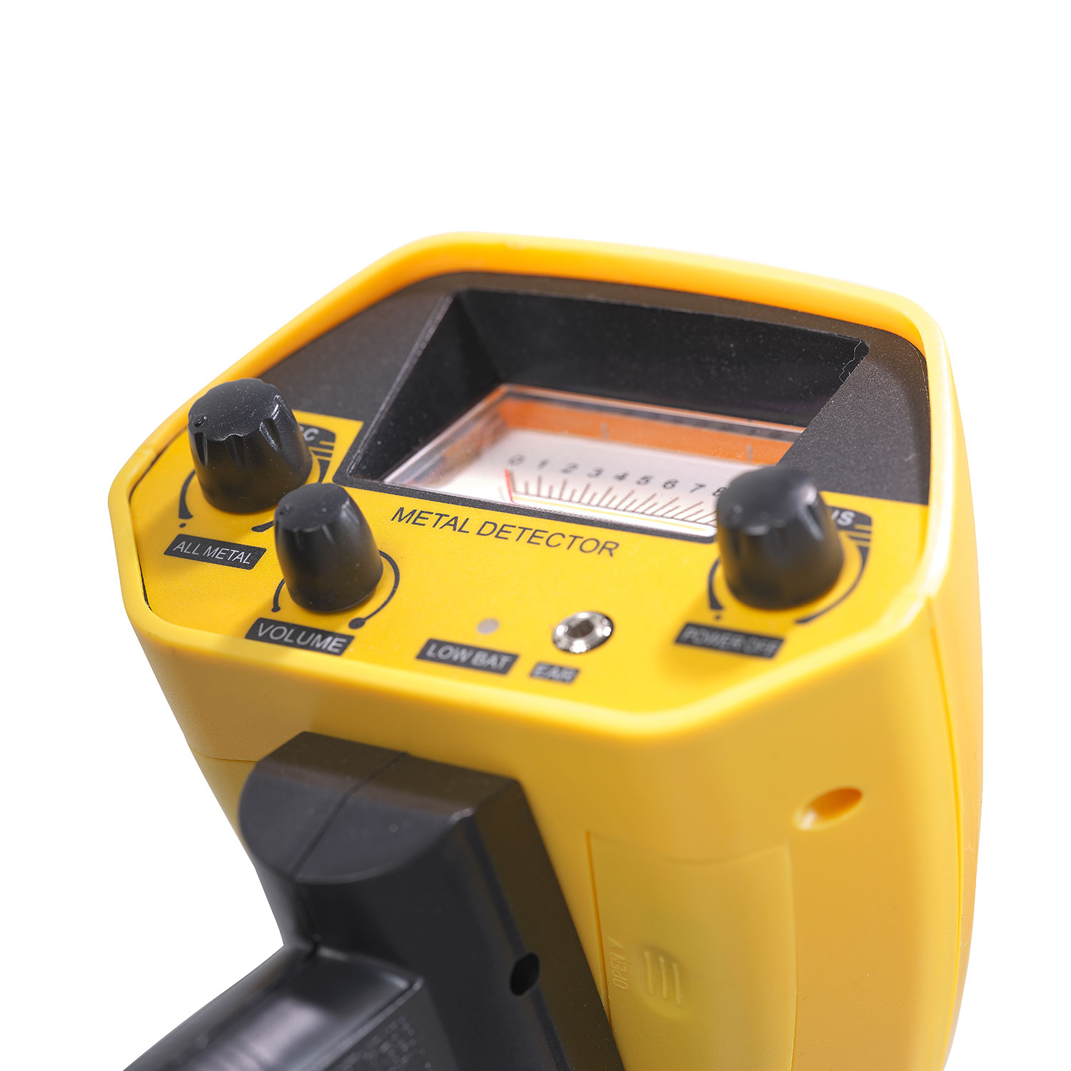 Zbliżenie panelu sterowania żółtego wykrywacza metalu, pokazującego pokrętła i miernik.