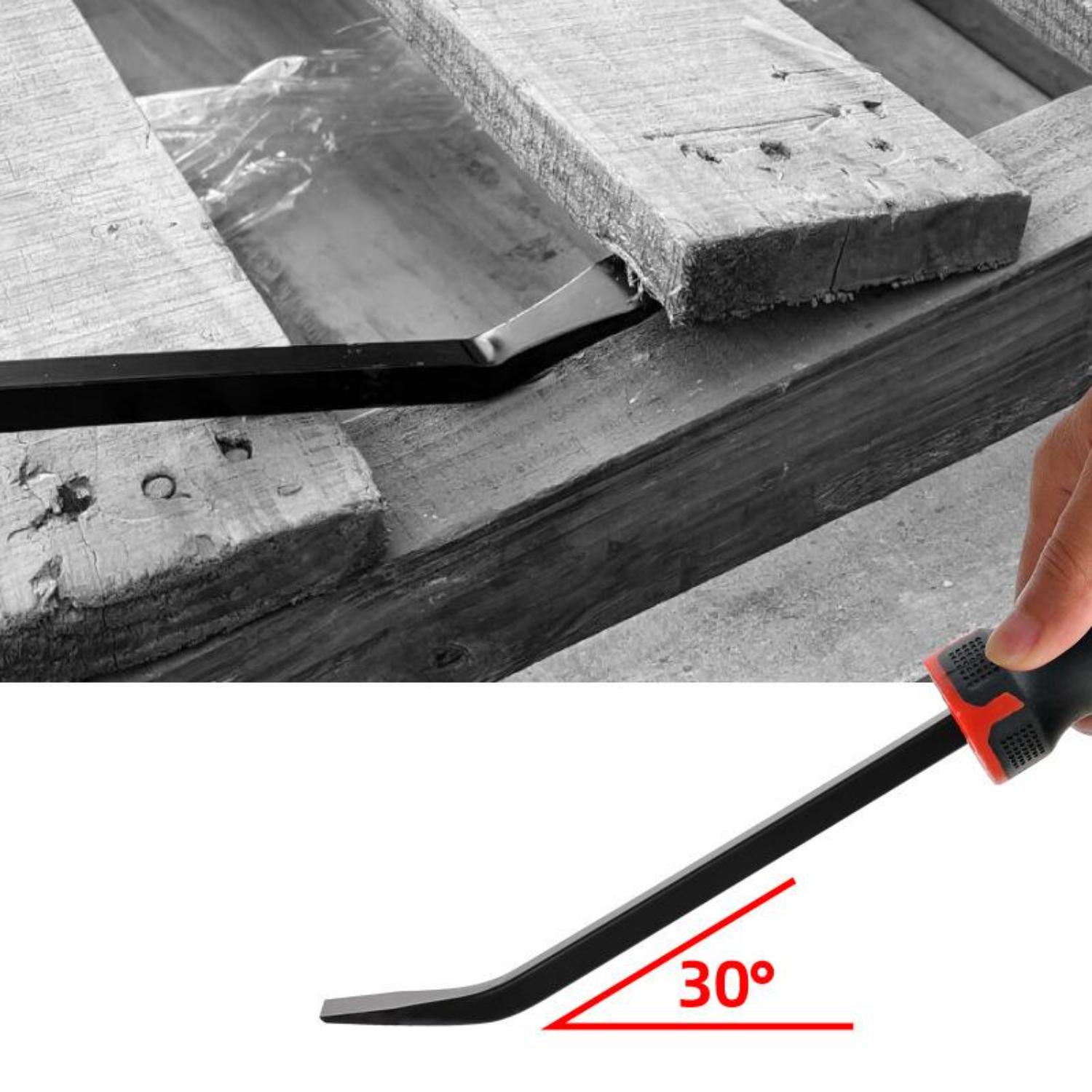 Ein Brecheisen wird verwendet, um eine Diele von einer Holzpalette zu entfernen. Der Winkel des Werkzeugs beträgt 30 Grad.