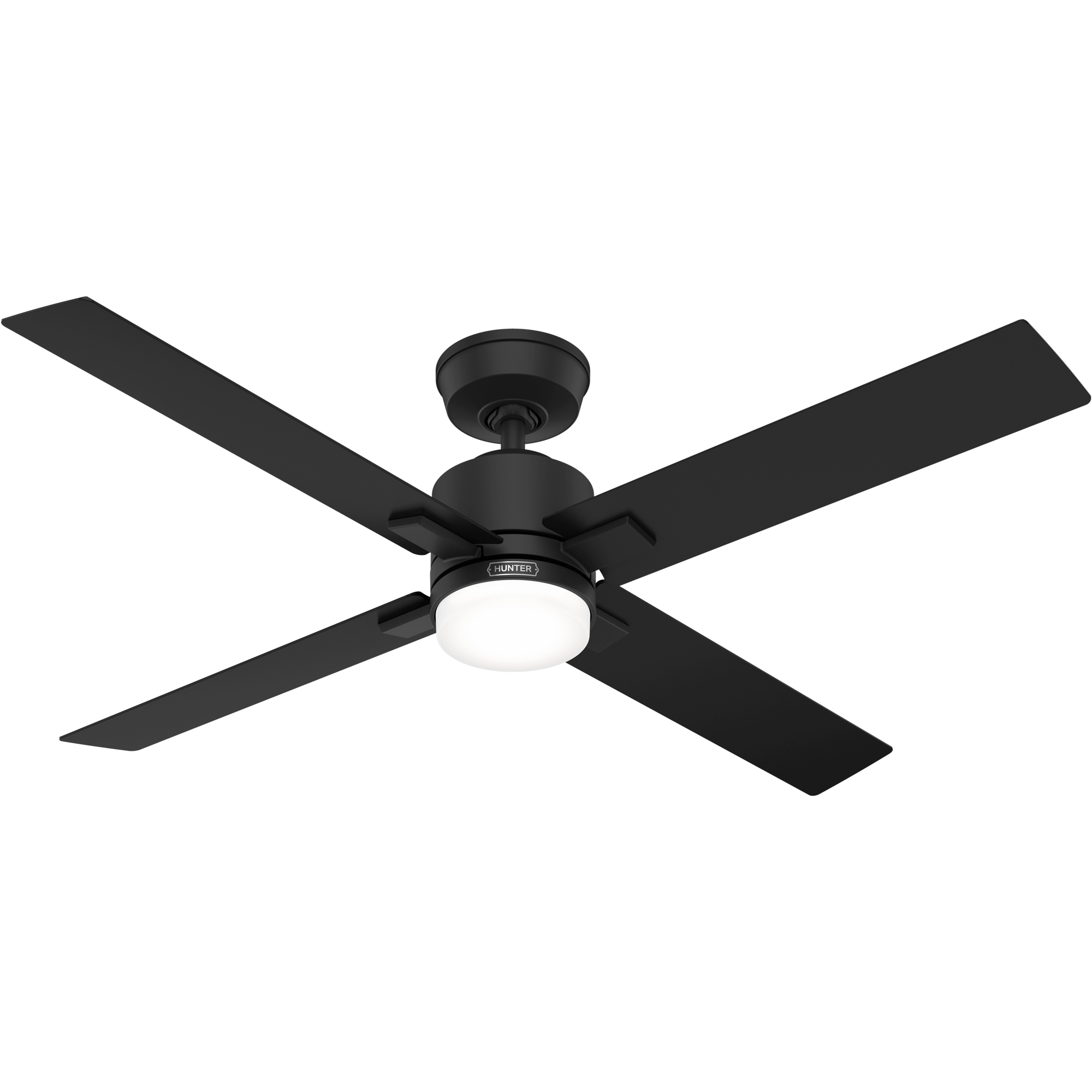 Ein schwarzer Deckenventilator mit vier Flügeln und einem mittigen Licht. Die Flügel sind abgewinkelt.