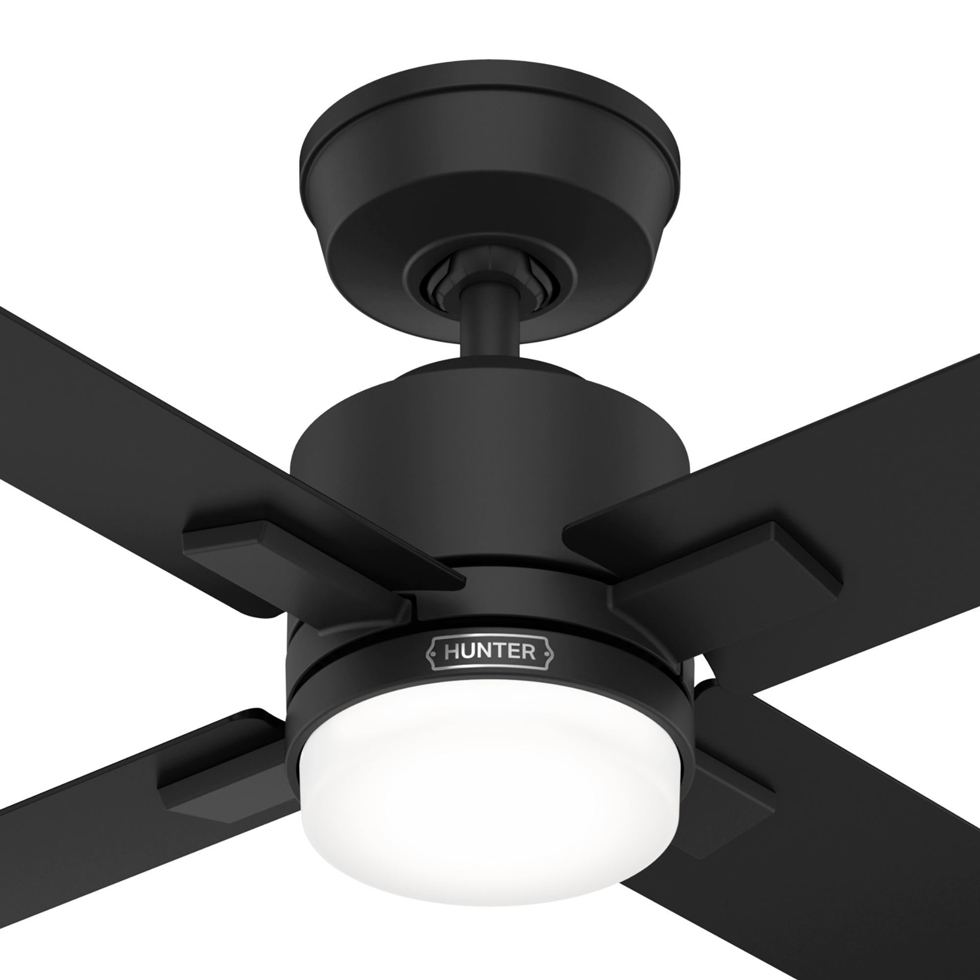 Schwarzer Deckenventilator mit vier Flügeln und einer zentralen Leuchte. Die Marke 'HUNTER' ist sichtbar.