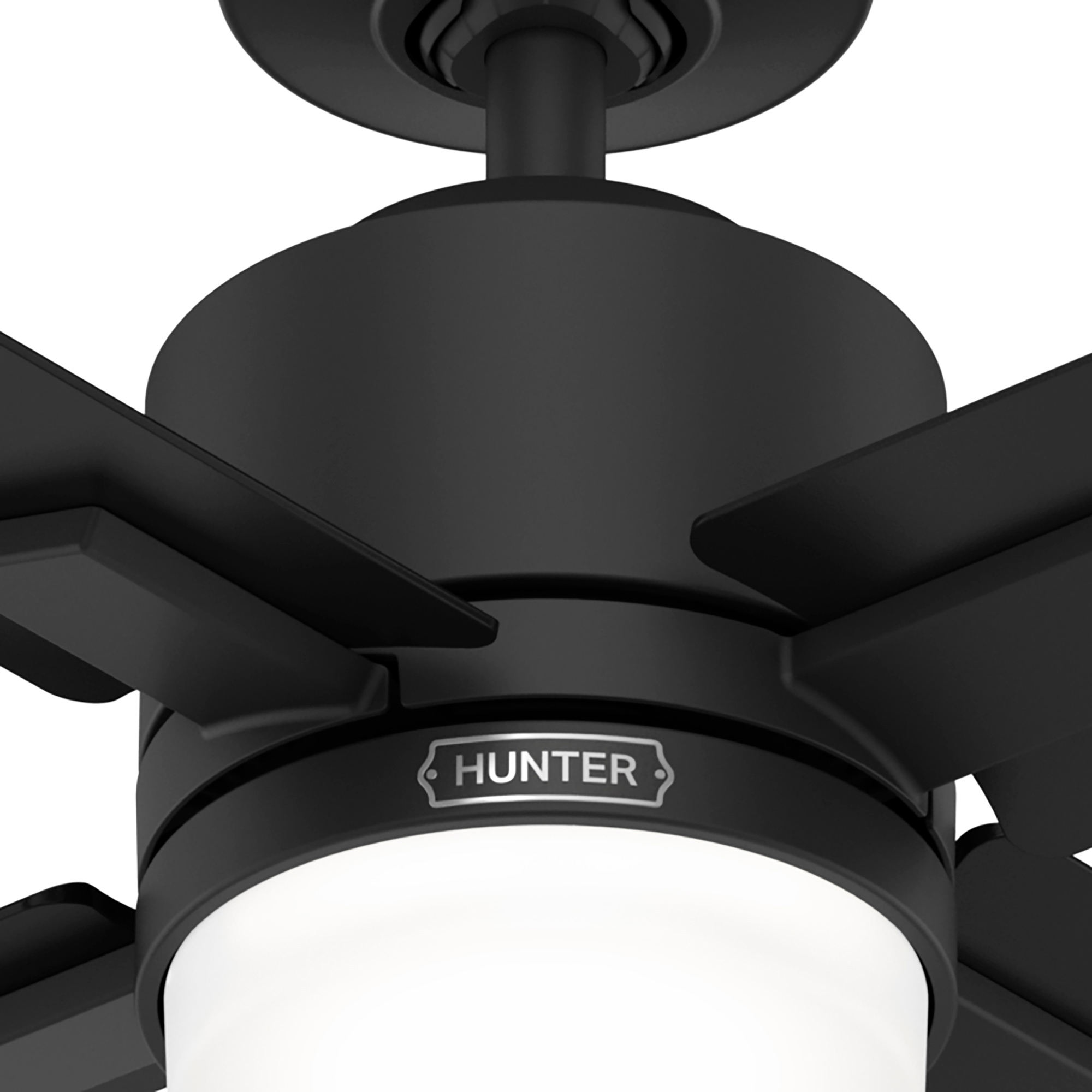 Schwarzer Deckenventilator mit vier Flügeln und einer zentralen Leuchte. Der Markenname 'HUNTER' ist sichtbar.