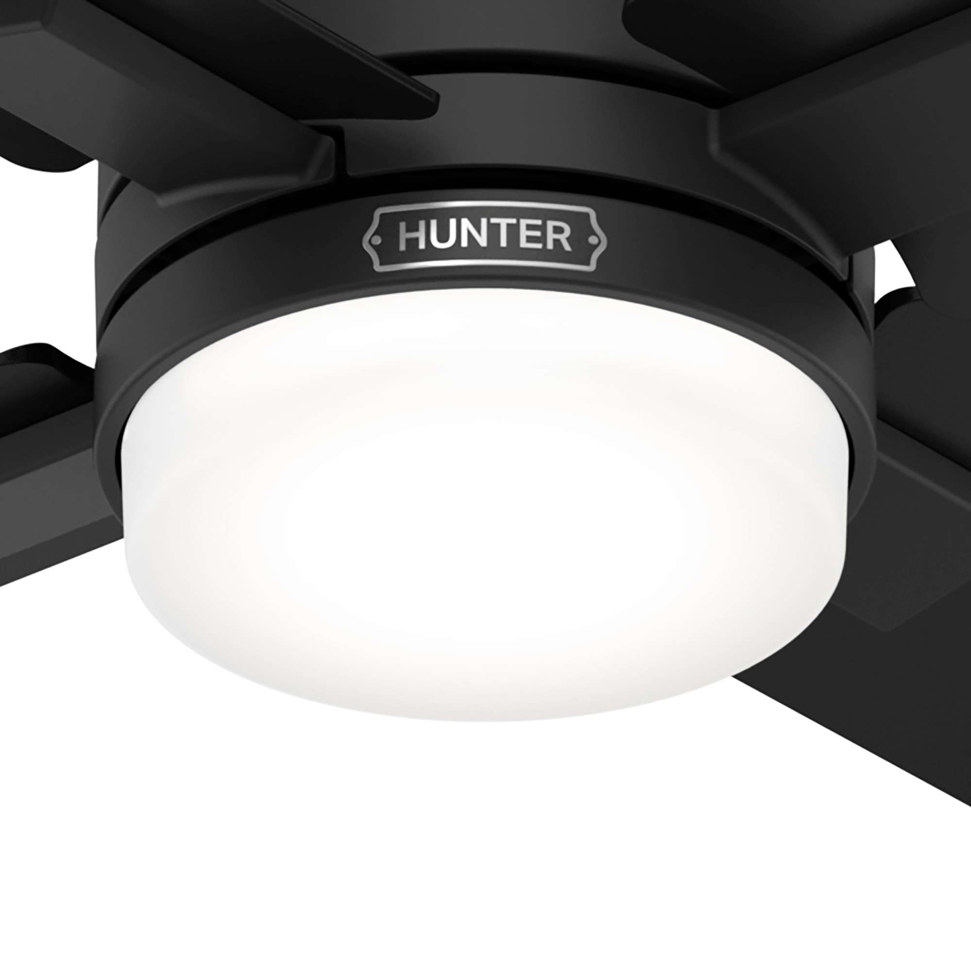 Nahaufnahme eines schwarzen Deckenventilators mit zentralem, leuchtendem Licht. Die Marke 'HUNTER'.