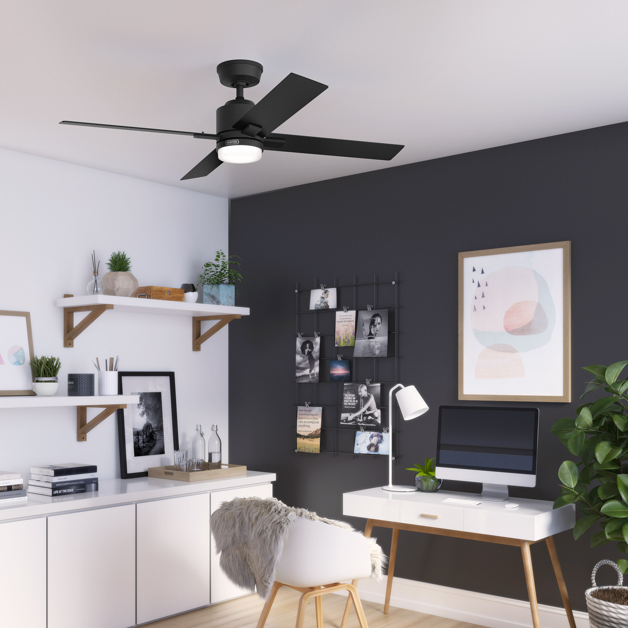 Ein modernes Home-Office mit einem schwarzen Deckenventilator. Es gibt einen weißen Schreibtisch und Regale.