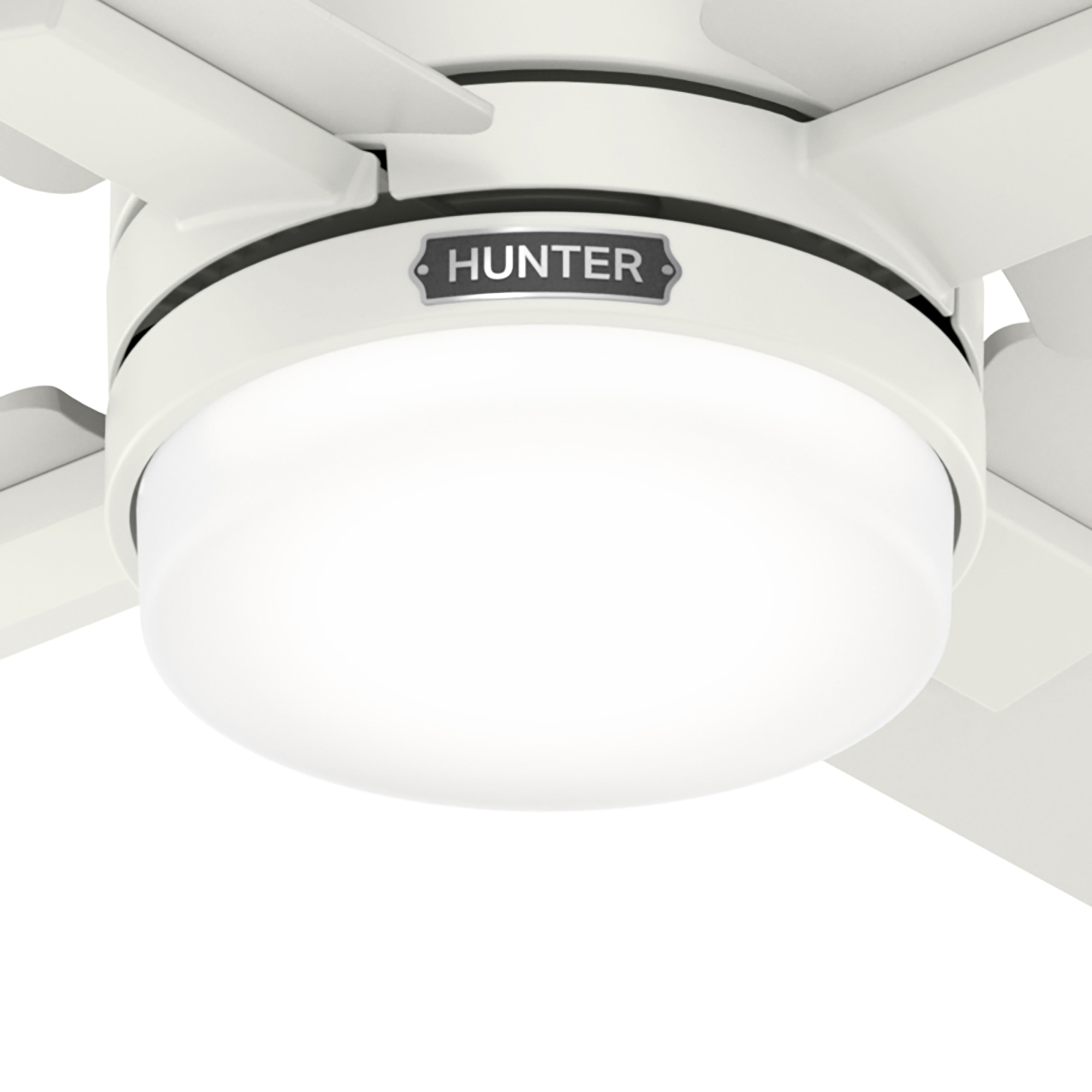 Nahaufnahme eines weißen Deckenventilators mit zentraler Leuchte und vier Flügeln. Logo sichtbar.