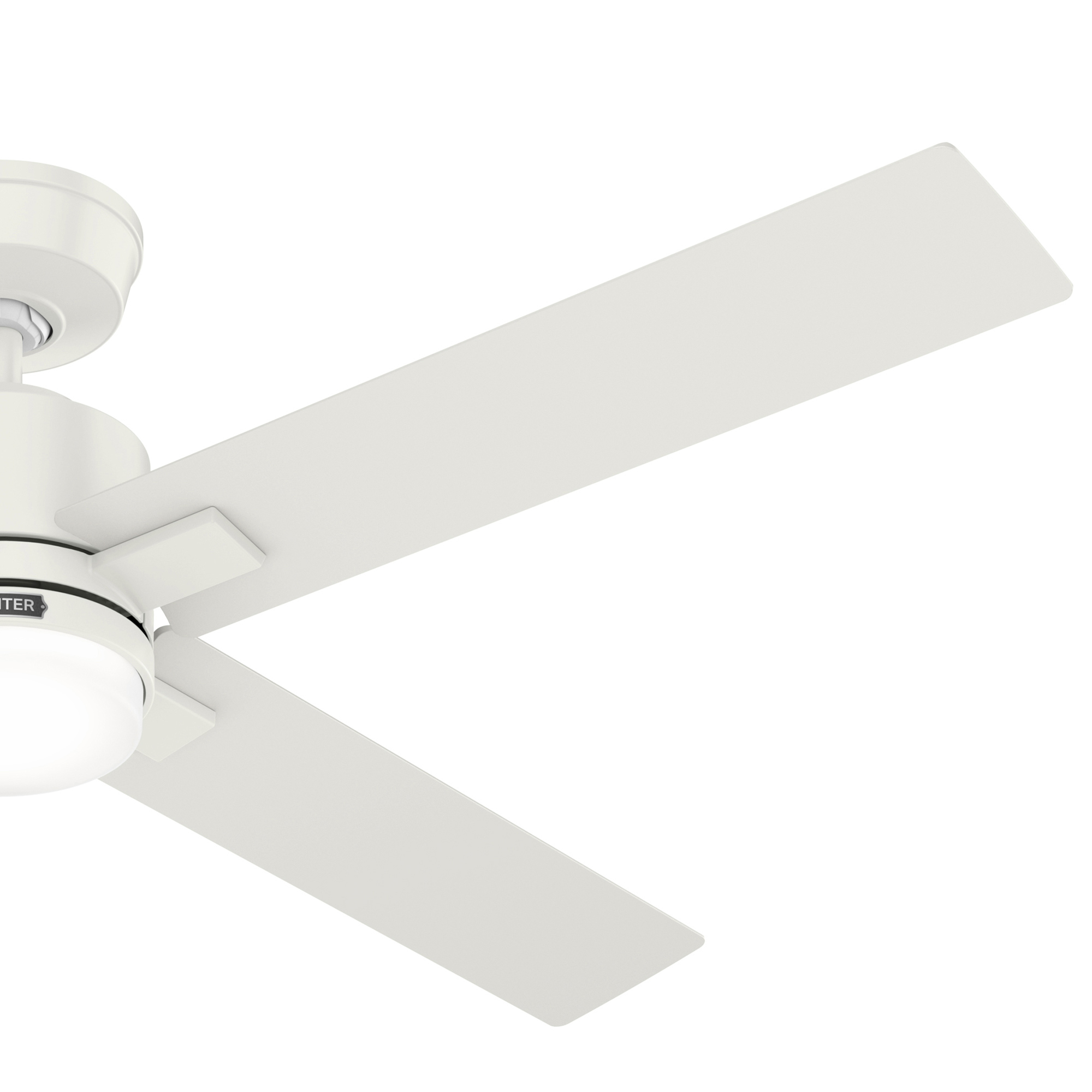 Nahaufnahme eines weißen Deckenventilators mit zwei Flügeln. Die Flügel sind abgewinkelt.