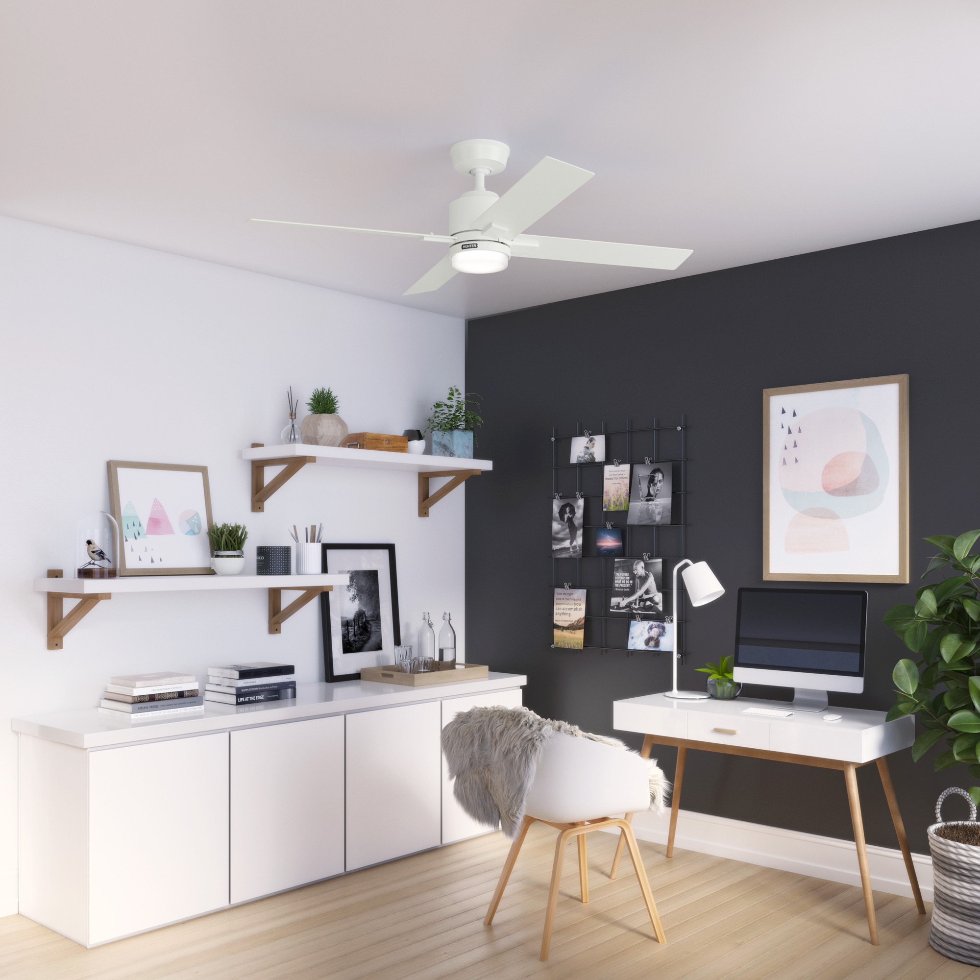 Büro mit weißem Schreibtisch, Regalen und Deckenventilator.