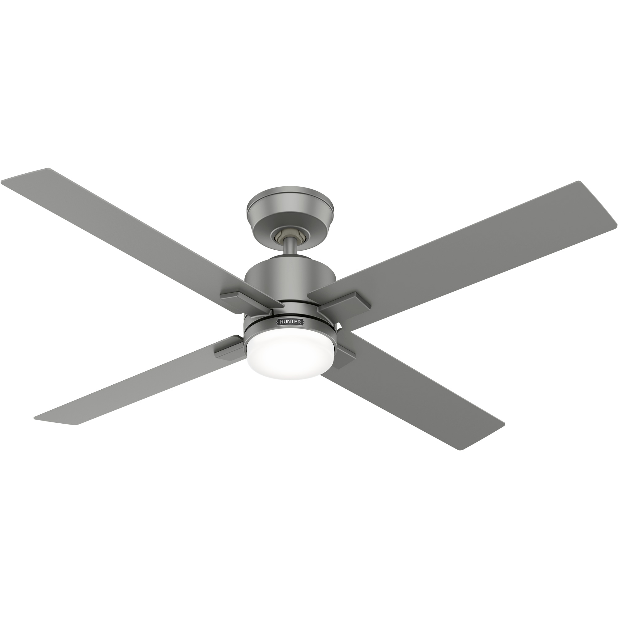 Ein grauer Deckenventilator mit vier Flügeln und einem zentralen Licht. Vor weißem Hintergrund.
