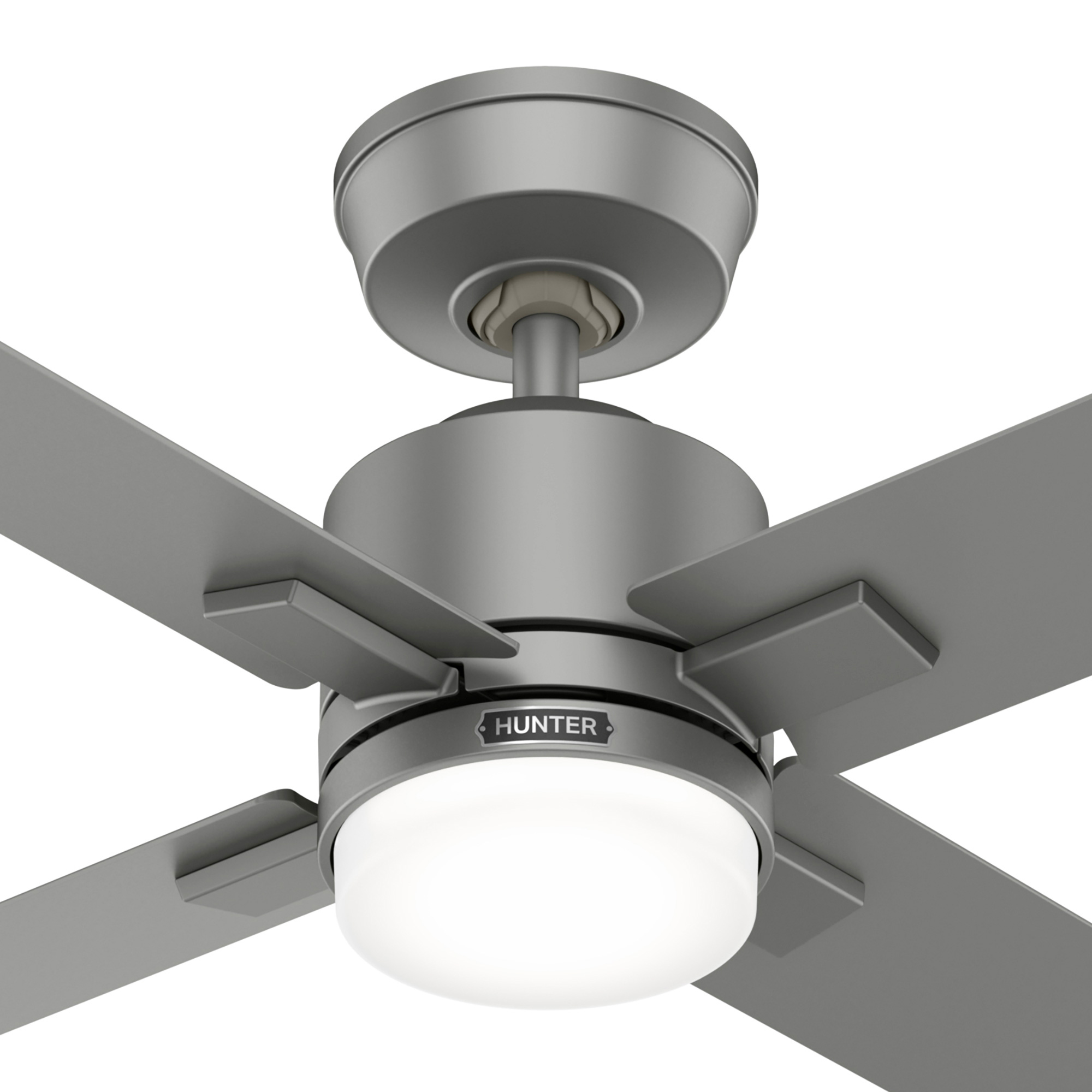 Nahaufnahme eines grauen Deckenventilators mit Licht und Hunter-Logo.