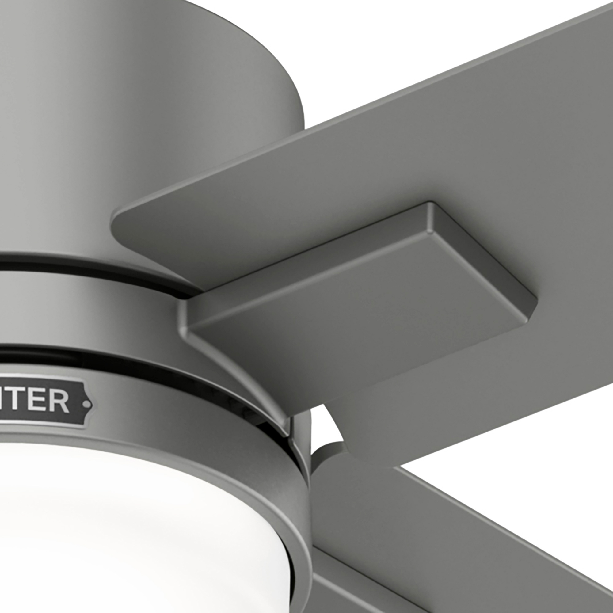 Nahaufnahme der Flügelbefestigung eines grauen Deckenventilators. Hunter-Logo sichtbar. Weißer Hintergrund.