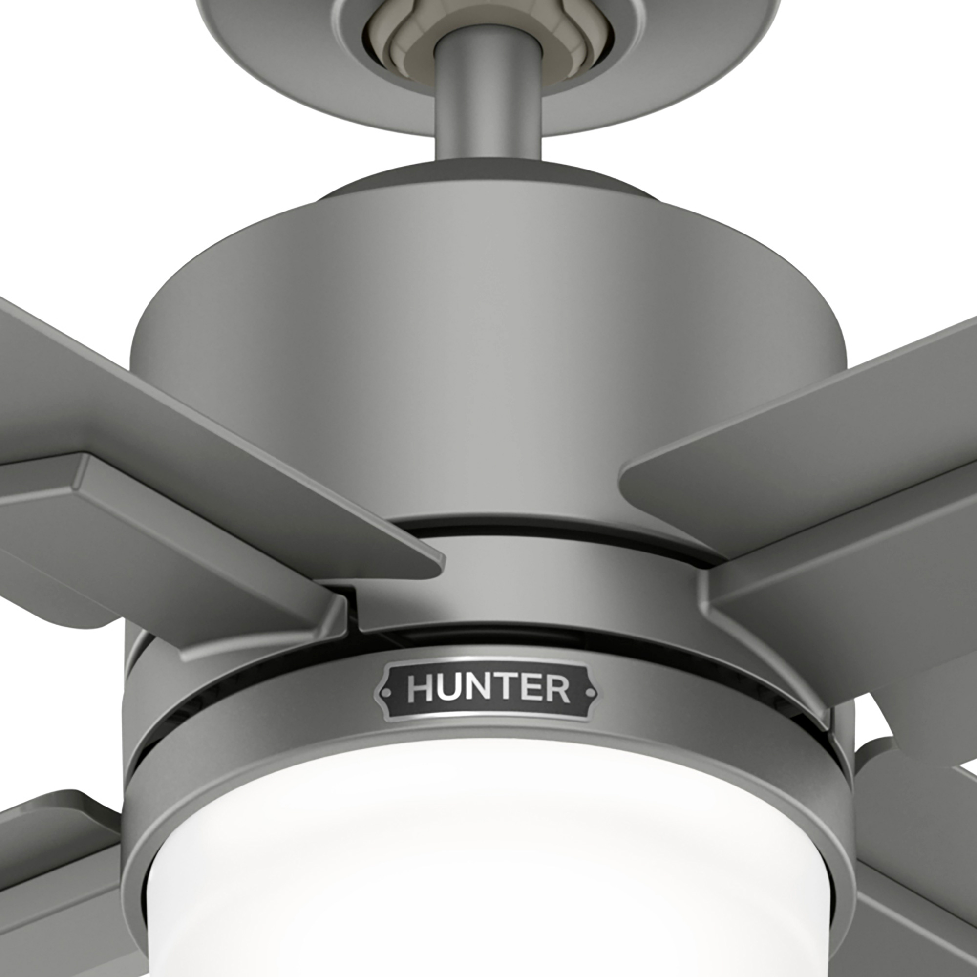 Ein Deckenventilator mit vier Flügeln und einem zentralen Licht. Der Ventilator ist silberfarben und das Licht ist weiß.