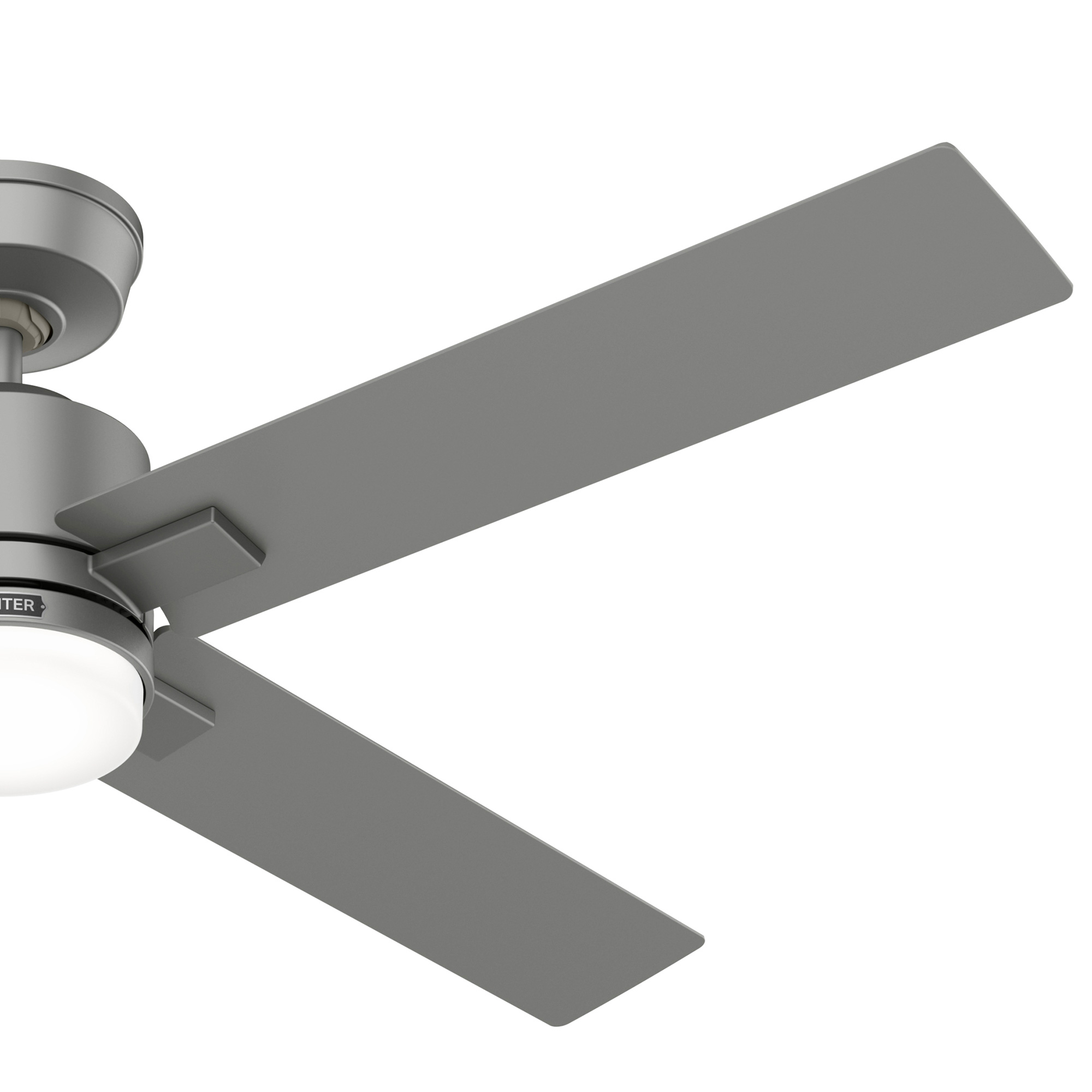 Grauer Deckenventilator mit vier Flügeln. Der Ventilator befindet sich auf weißem Hintergrund. Teil eines Lichts sichtbar.