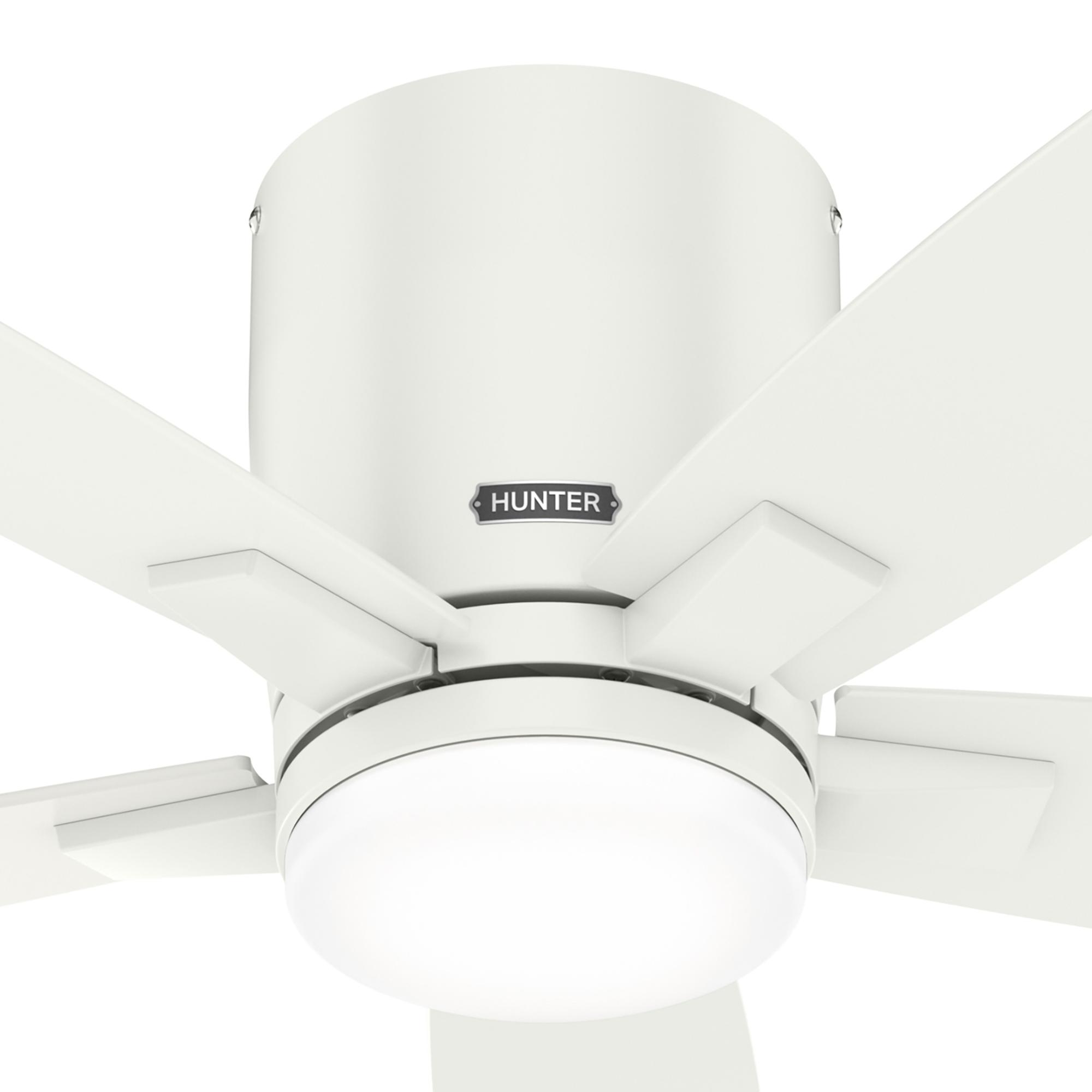 Nahaufnahme eines weißen Deckenventilators mit Licht und fünf Flügeln, mit einem 'HUNTER'-Logo.