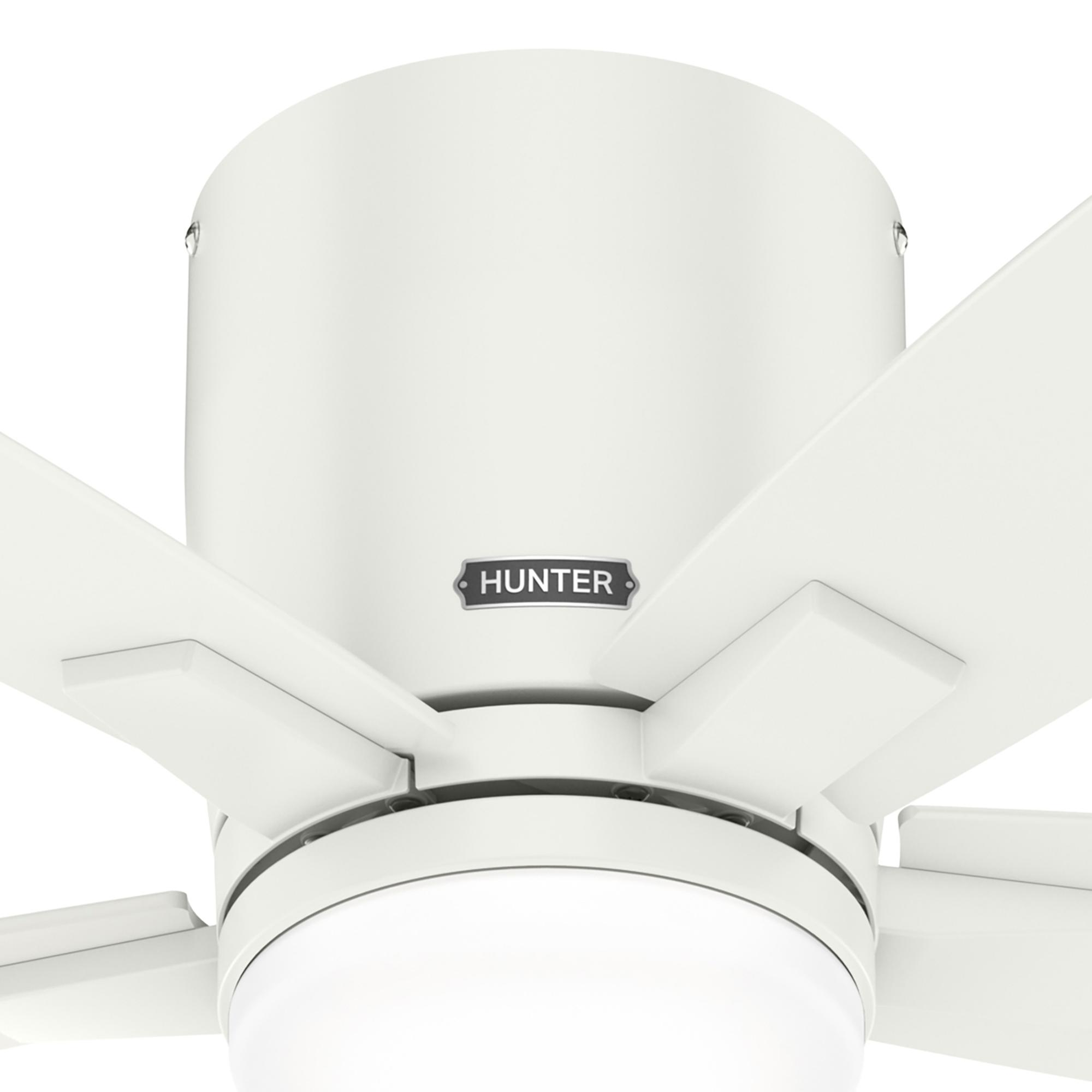 Nahaufnahme eines weißen Deckenventilators mit fünf Flügeln und einem Licht. Das Hunter-Logo ist sichtbar.