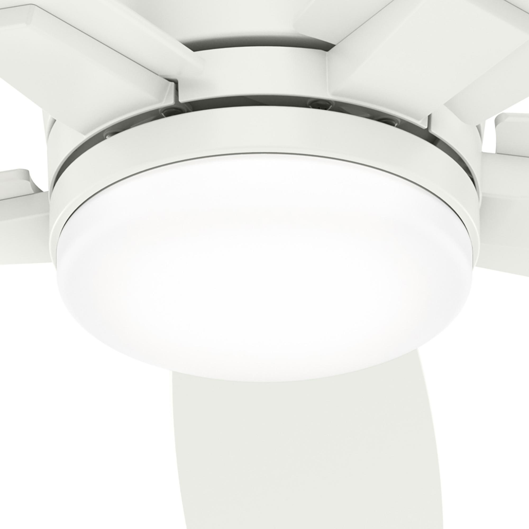 Nahaufnahme der weißen Deckenventilator-Leuchte. Flügel sind im Hintergrund sichtbar.