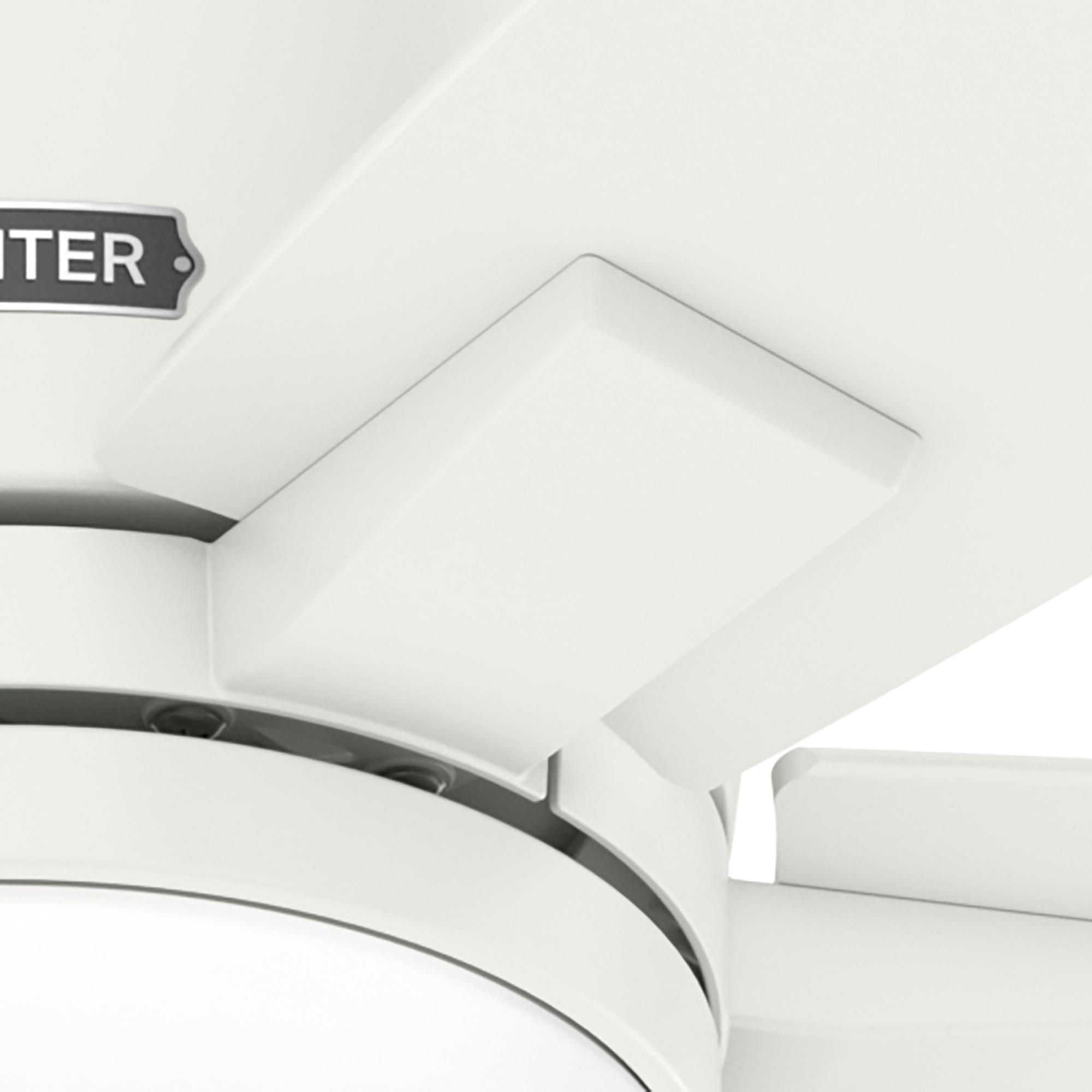 Nahaufnahme eines weißen Deckenventilatorflügels und -gehäuses. Das Hunter-Logo ist teilweise sichtbar.