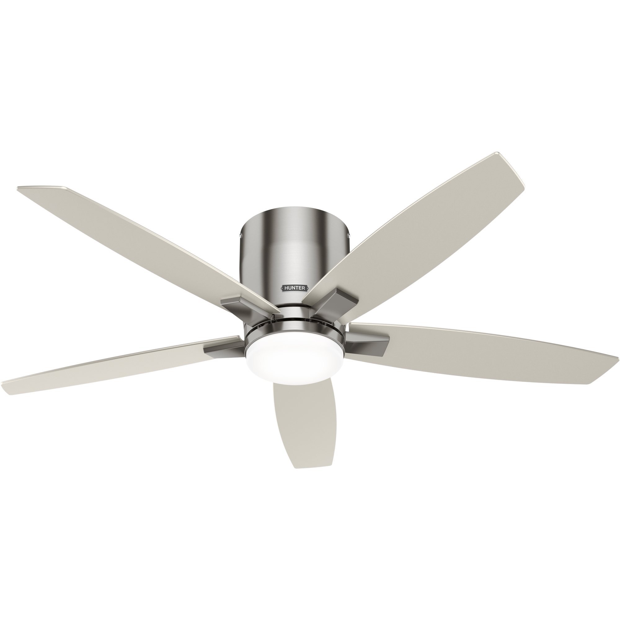 Nahaufnahme eines Deckenventilators mit fünf Flügeln. Der Ventilator ist silberfarben und hat eine Leuchte.