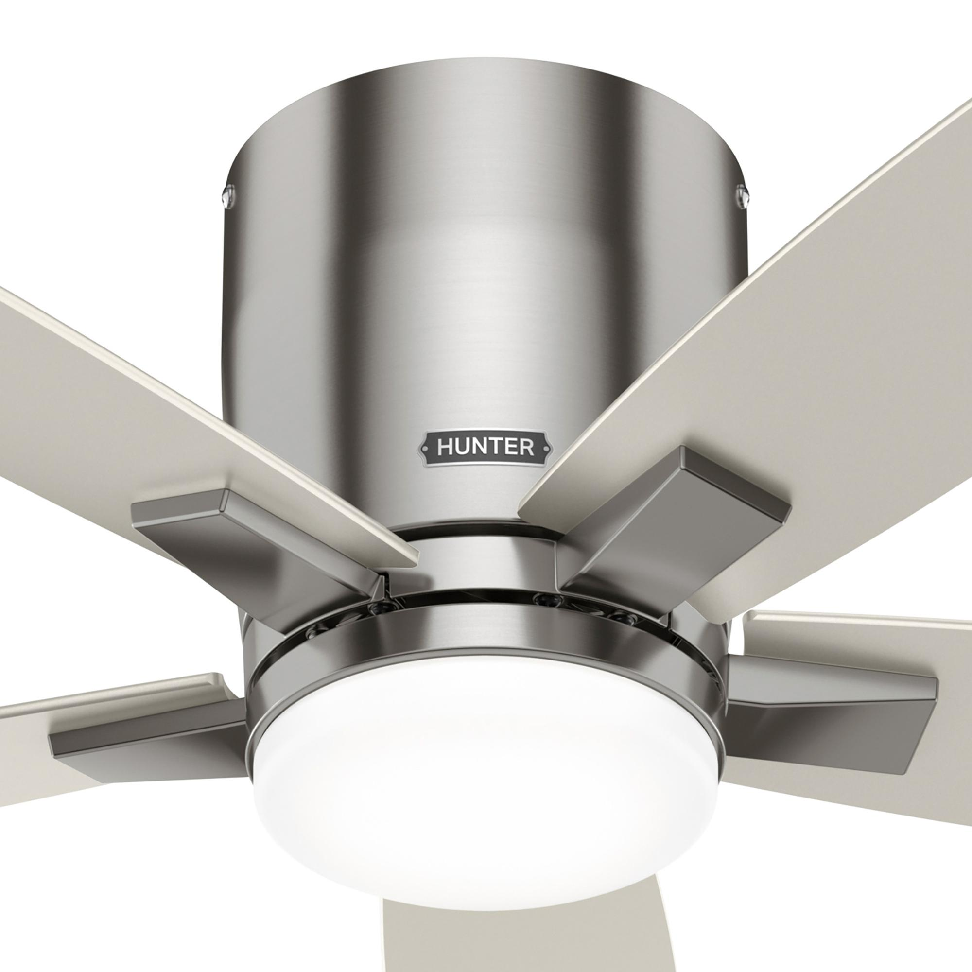 Nahaufnahme eines weißen Deckenventilators mit silbernen Akzenten und dem Hunter-Logo.