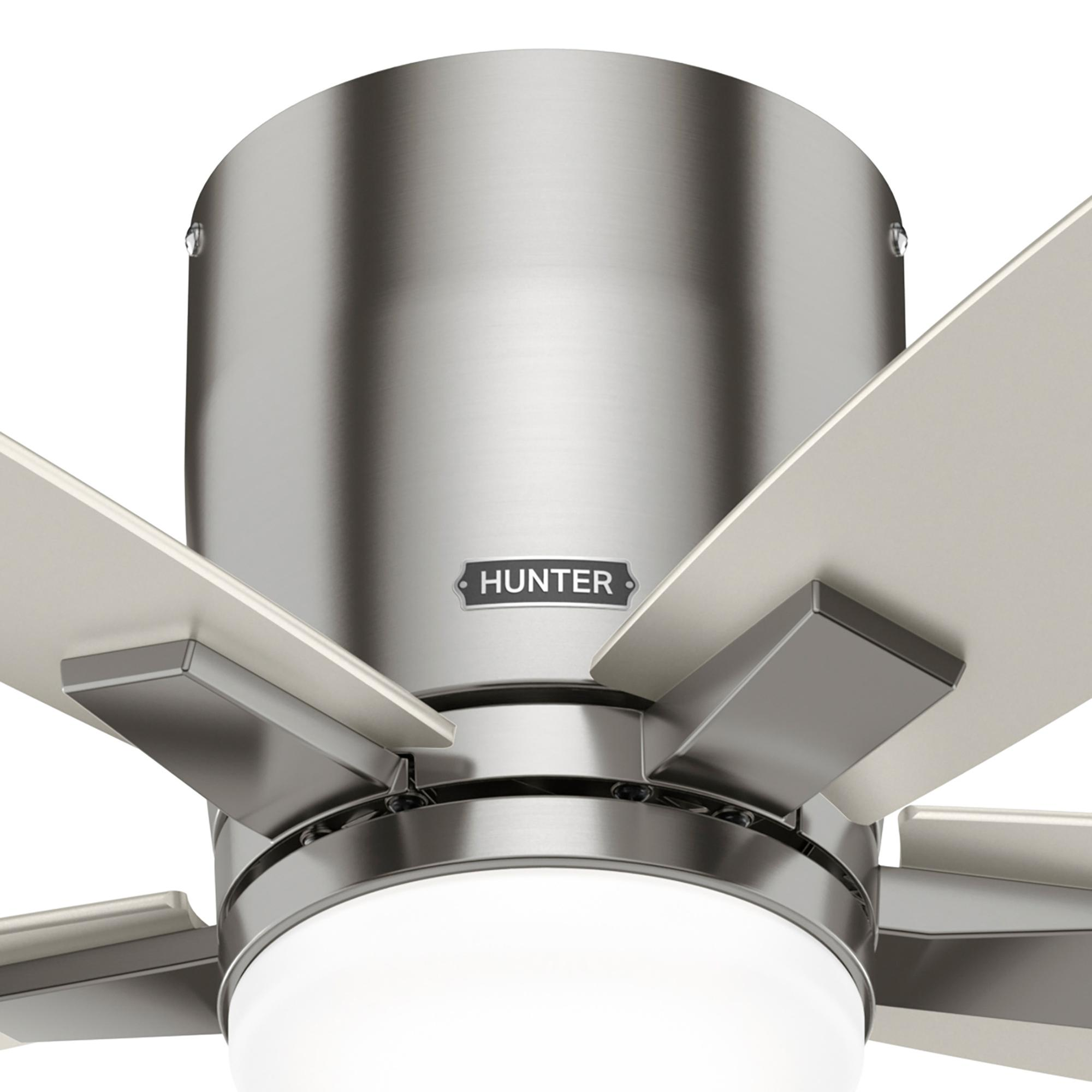 Nahaufnahme eines weißen Deckenventilators mit silbernen Akzenten und dem Hunter-Logo.