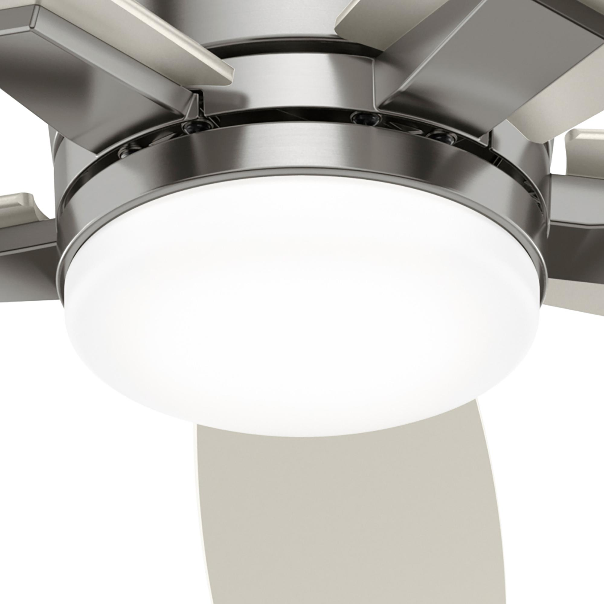 Nahaufnahme der Deckenventilator-Leuchte. Das Licht ist weiß und die Flügel sind sichtbar.