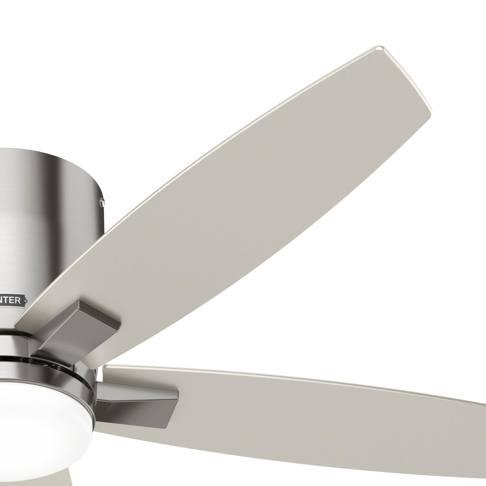 Nahaufnahme von Deckenventilatorflügeln. Lüfterkörper und ein Teil der Flügel sind sichtbar.