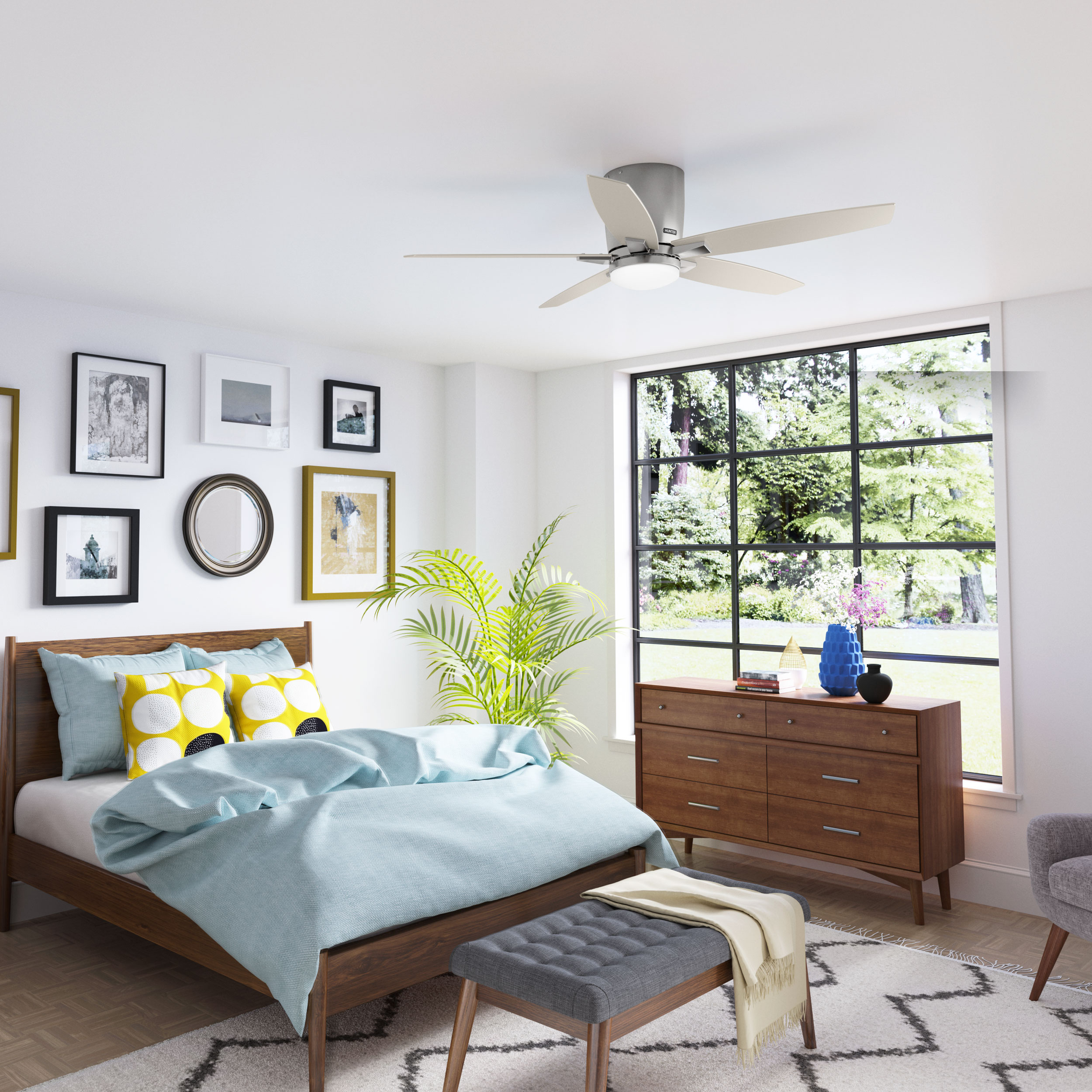 Schlafzimmer mit Deckenventilator, Bett, Bank, Bildern an der Wand und einer Kommode.