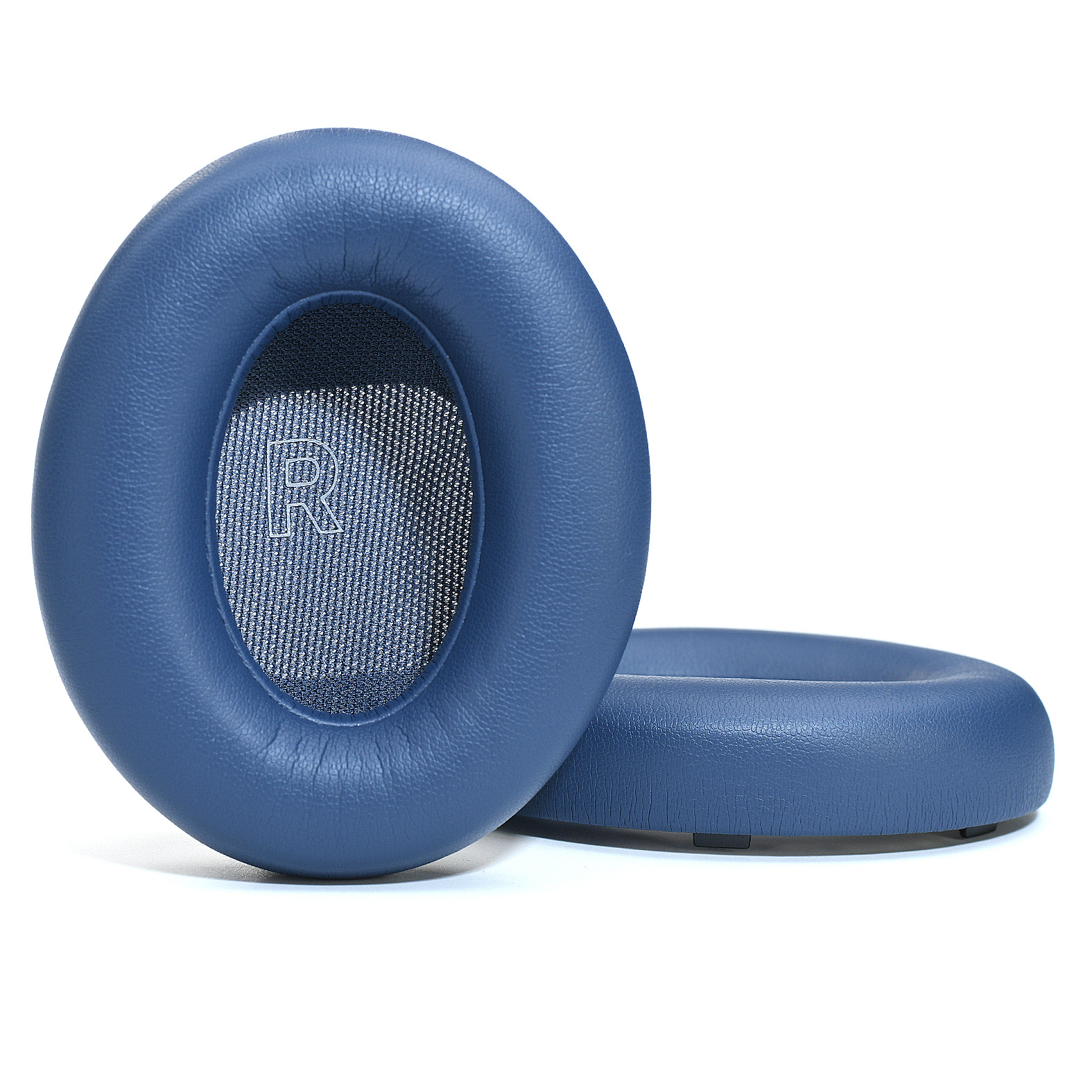 Zwei blaue Ohrpolster. Sie sind rund, mit einem Netzmittelteil und einer glatten Außenkante.