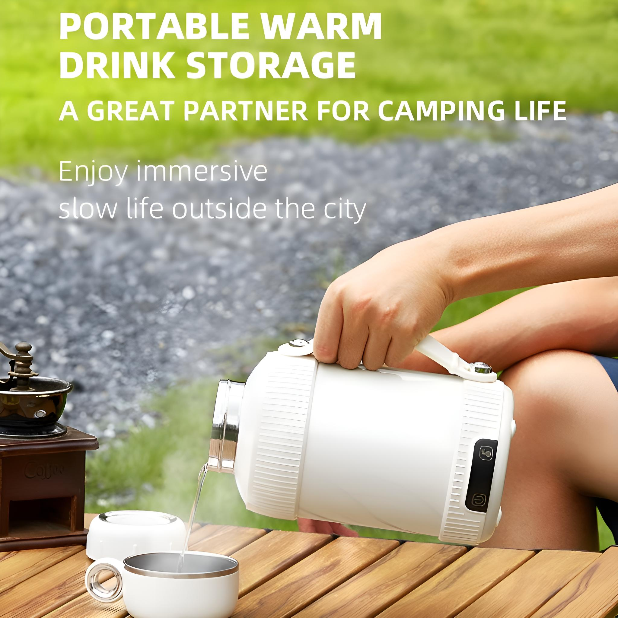 Eine Person gießt Wasser aus einem weißen tragbaren Wasserkocher in eine Tasse, mit Text über Camping.