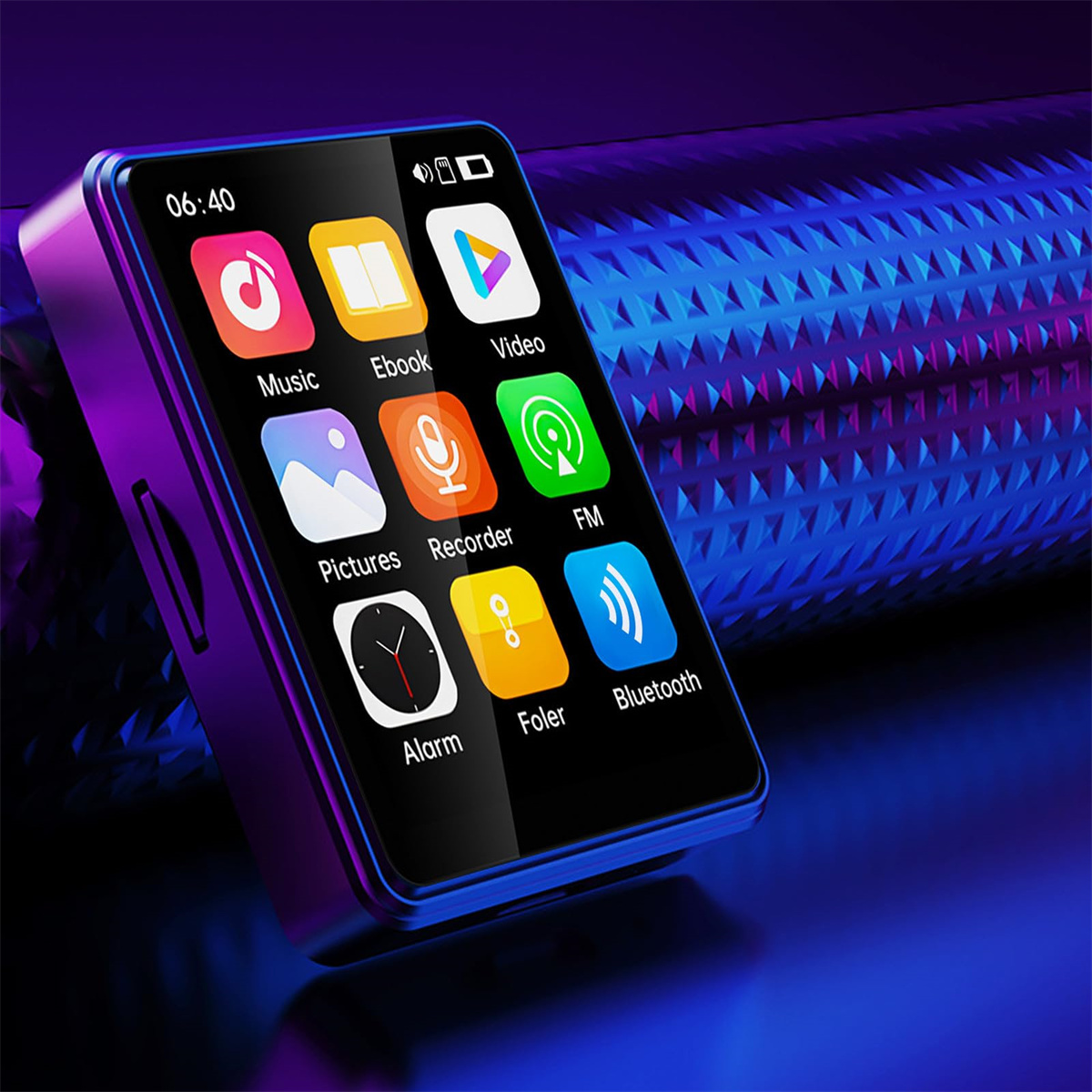 Nahaufnahme eines blau-violetten MP3-Players mit Touchscreen, der App-Symbole anzeigt.
