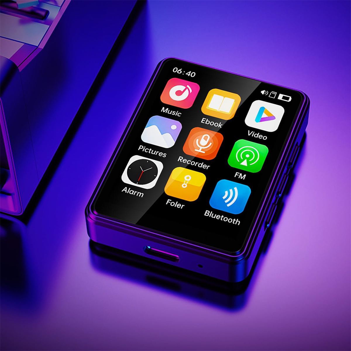 Schwarzer MP3-Player mit bunten Symbolen auf dem Bildschirm, auf lila Oberfläche.