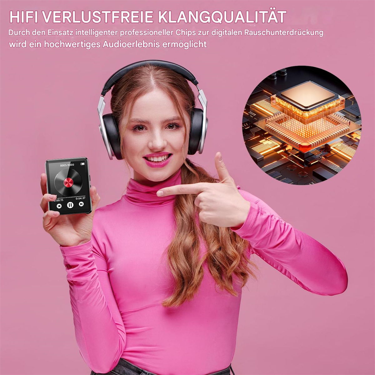 Frau hält MP3-Player und Kopfhörer, zeigt auf den Bildschirm, rosa Hintergrund.