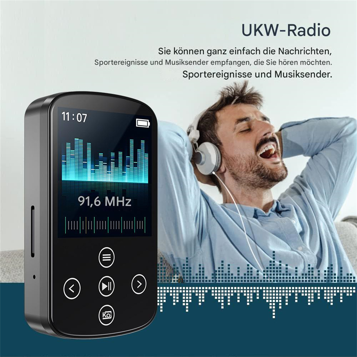 Ein schwarzes tragbares Radio mit Display. Ein Mann hört Radio. Text auf Deutsch.