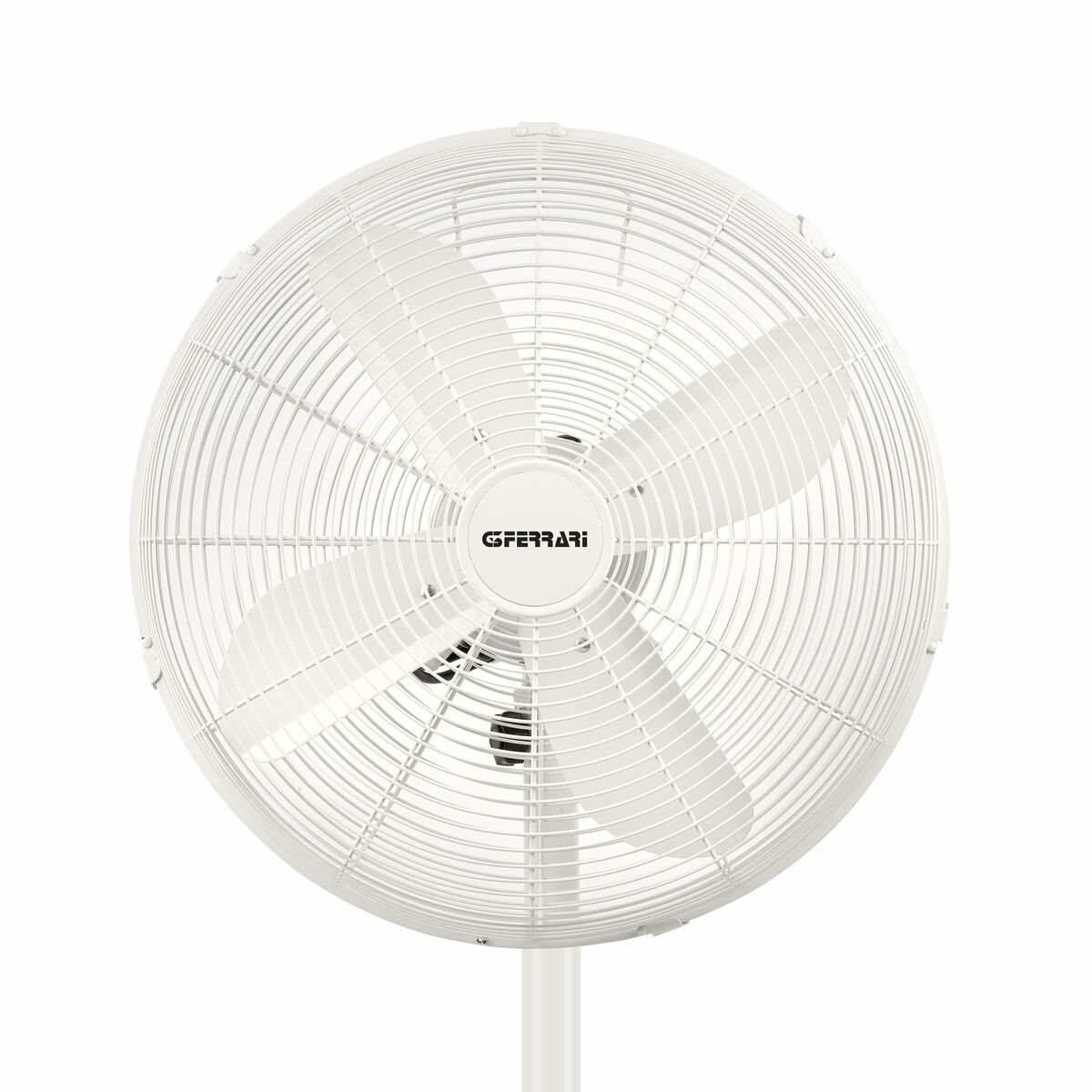 Gros plan d'un ventilateur blanc avec une grille et des pales circulaires, le nom de la marque est visible.