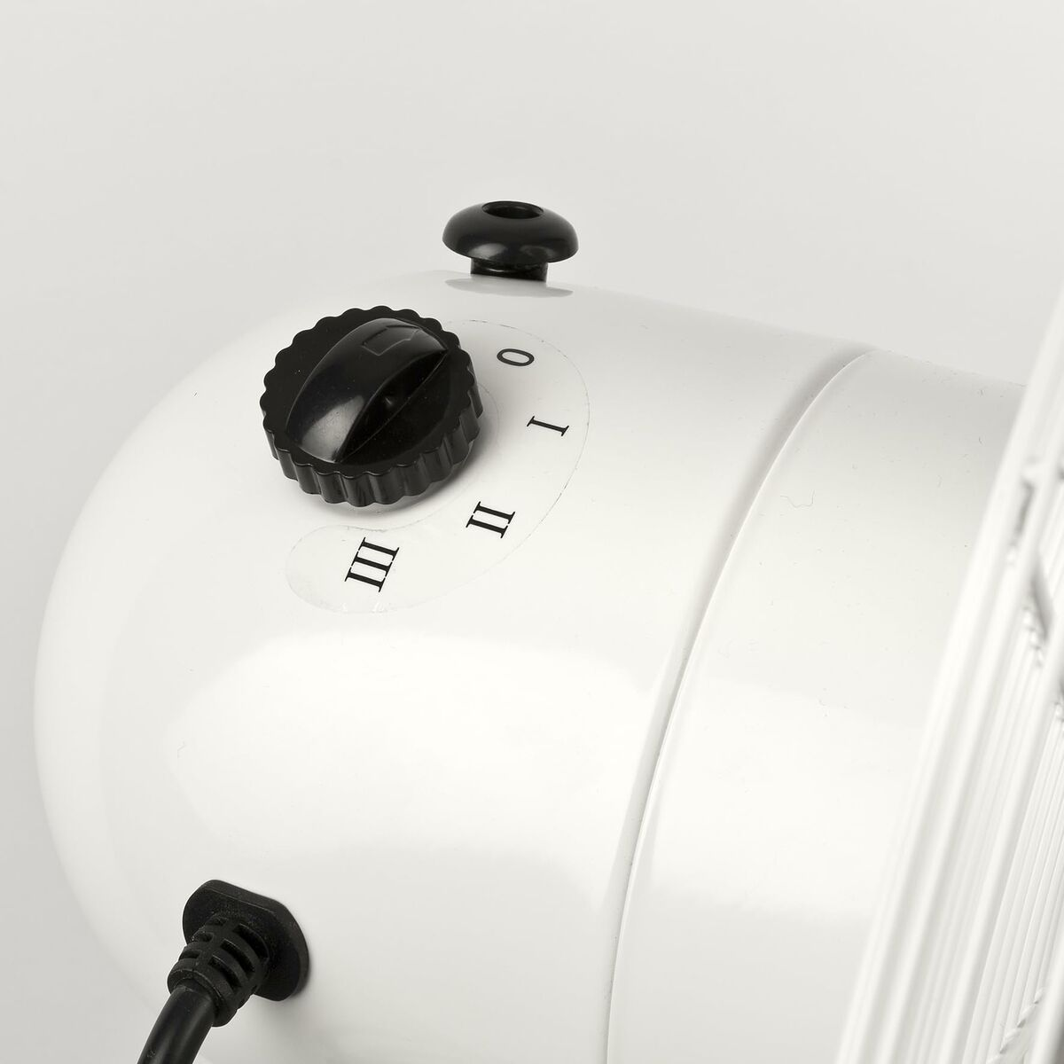 Gros plan du contrôle de la vitesse du ventilateur avec les réglages : 0, I, II et III, bouton noir.