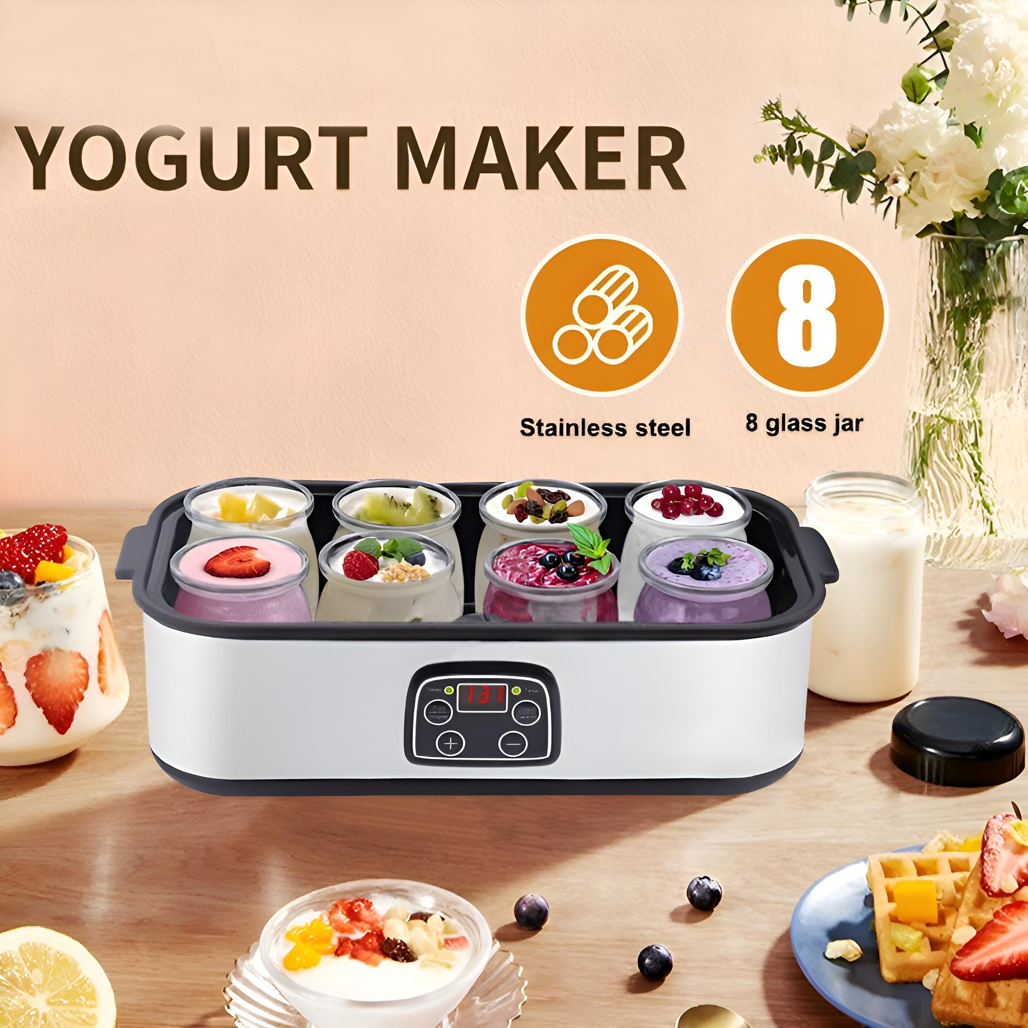 Joghurtbereiter mit 8 Gläsern, mehreren Joghurt-Schalen und einer Vielzahl von Toppings.