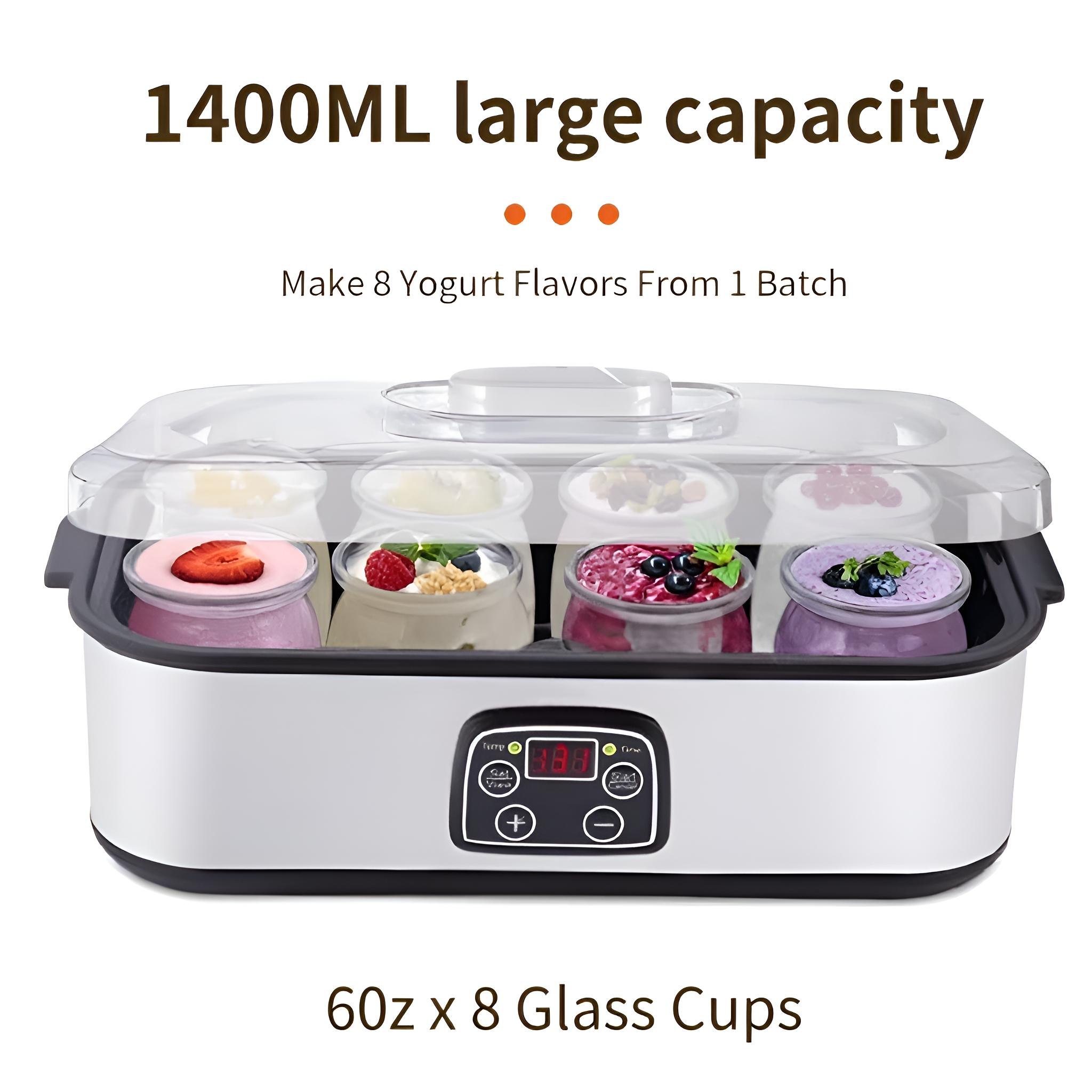 Ein Joghurtbereiter mit 8 Gläsern, gefüllt mit Joghurt und Toppings. Text oben: 1400 ml große Kapazität.