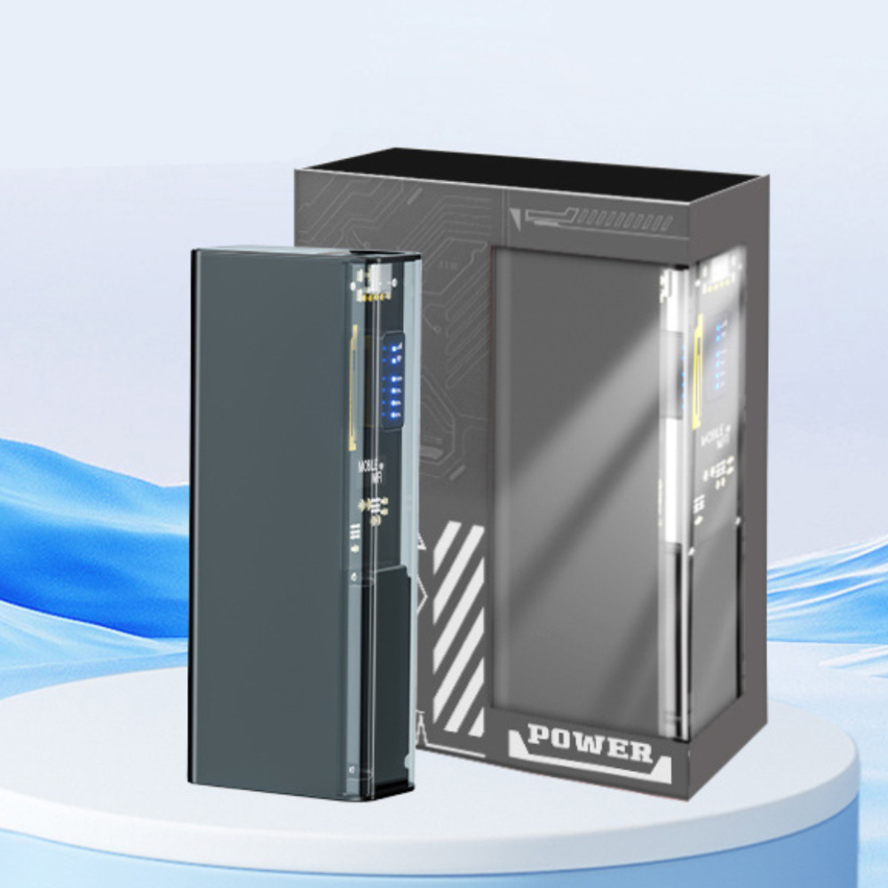 Eine schwarze Powerbank und ihre Box. Die Powerbank hat ein transparentes Panel mit digitaler Anzeige.