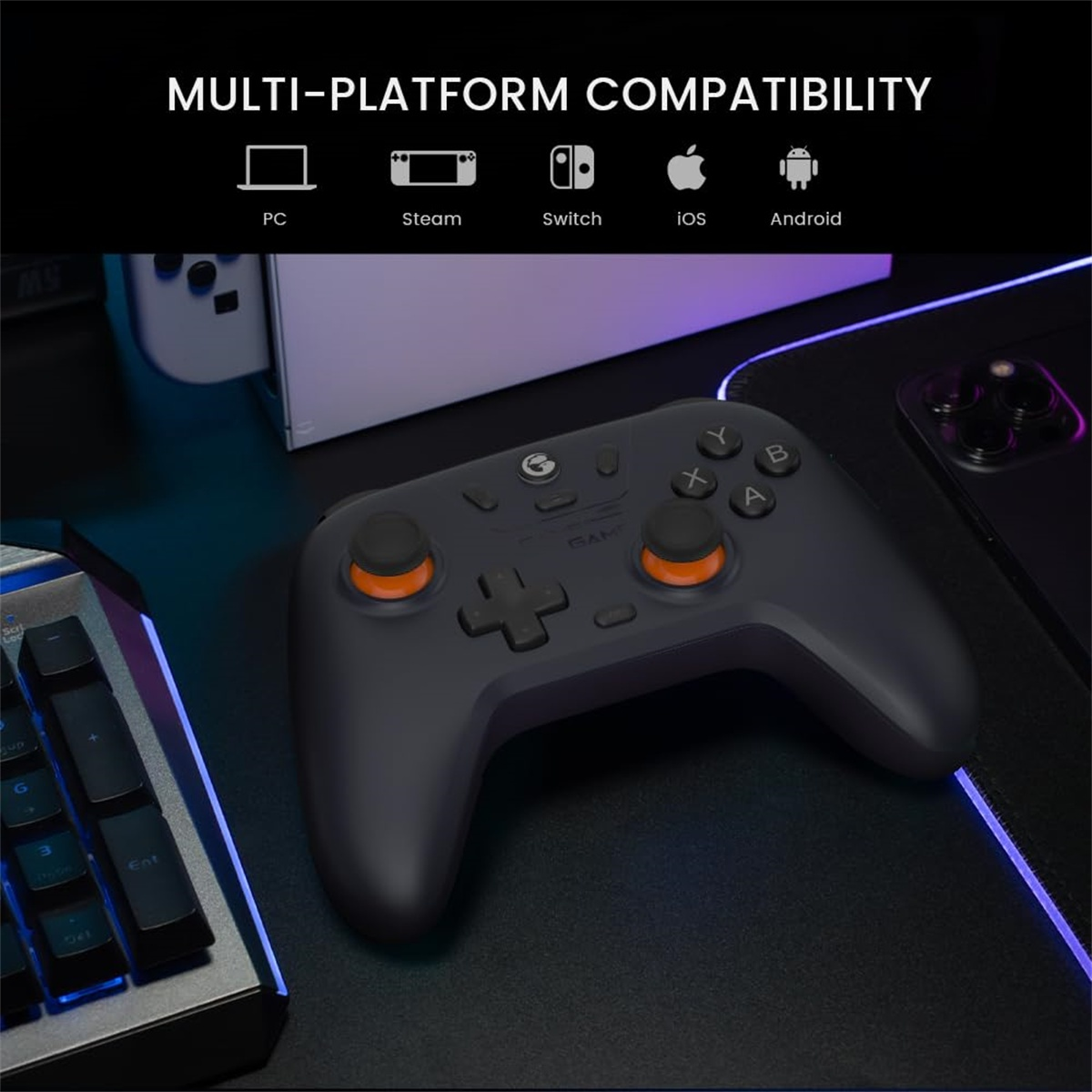 Ein schwarzes Gamepad mit orangefarbenen Akzenten. Der Hintergrund zeigt die Kompatibilität mit verschiedenen Plattformen.