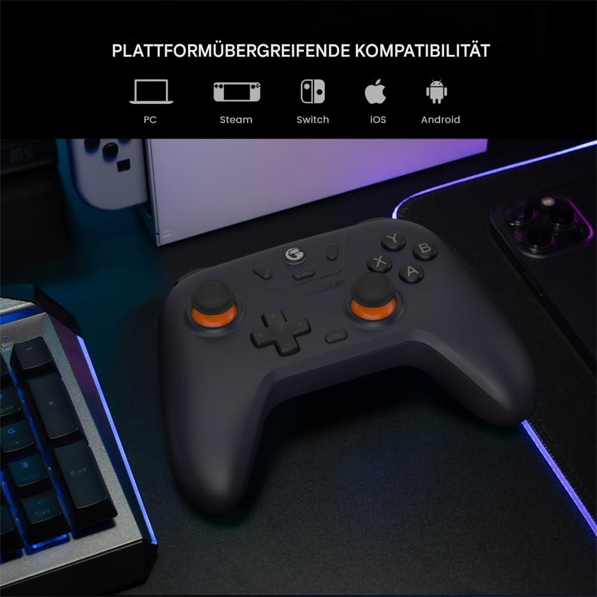 Ein schwarzes Gamepad mit orangefarbenen Akzenten. Der Hintergrund zeigt die Kompatibilität mit verschiedenen Plattformen.