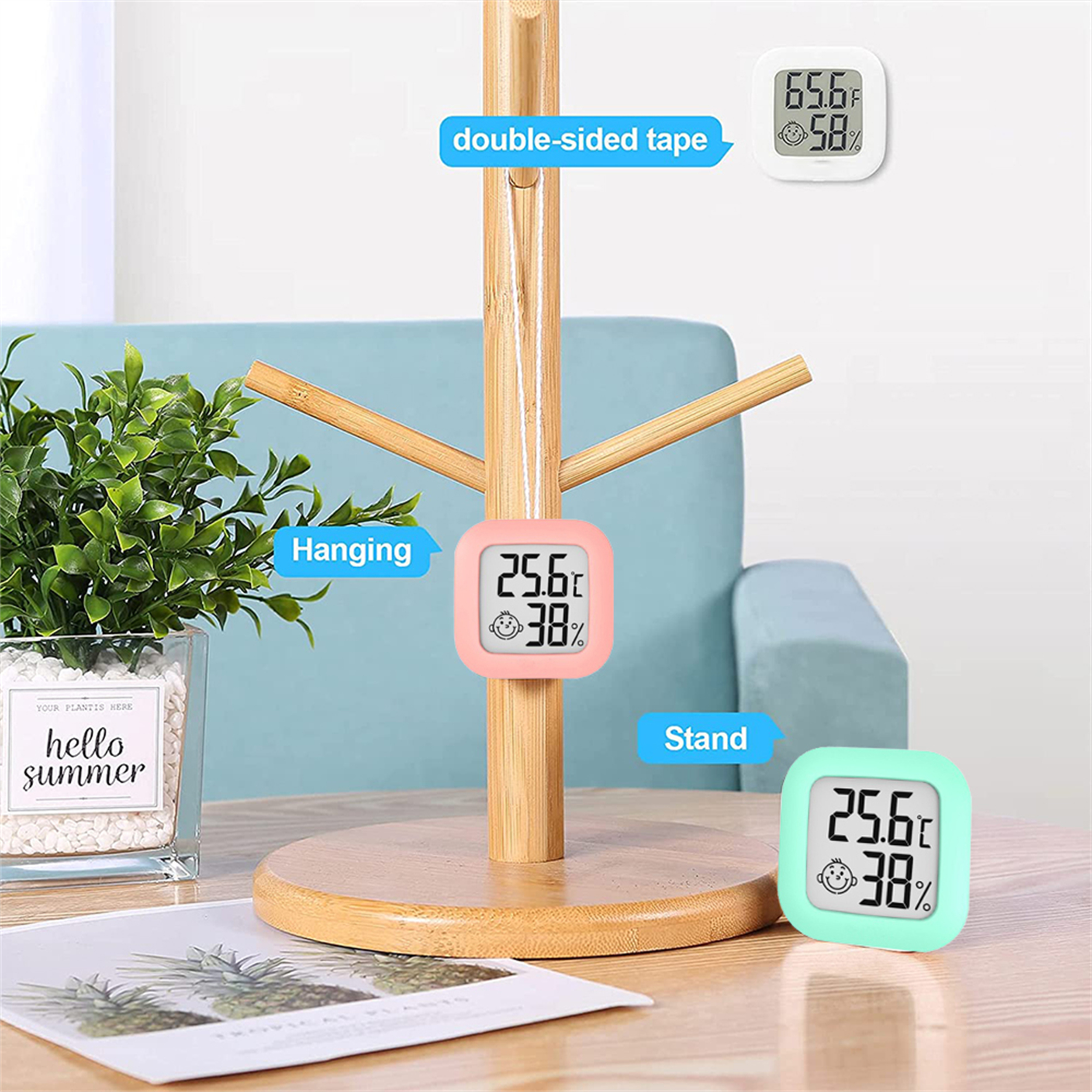 Thermometer auf Holzständer und Wand. Zeigt Temperatur und Luftfeuchtigkeit. Klare Anzeige.