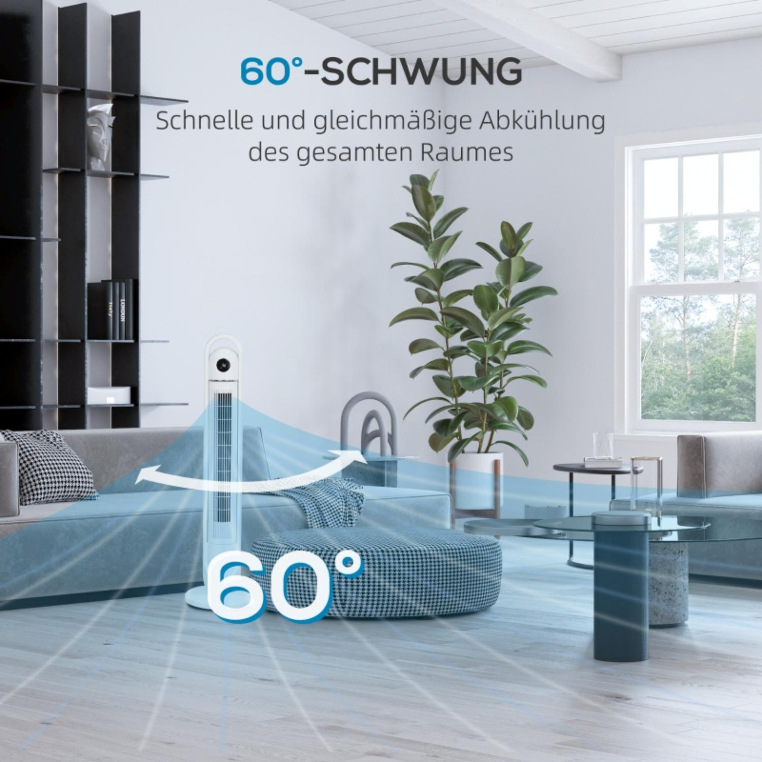 Weißer Turmventilator in einem Raum. Pfeile zeigen 60° Oszillation. Sofa, Fenster und Tisch im Hintergrund.