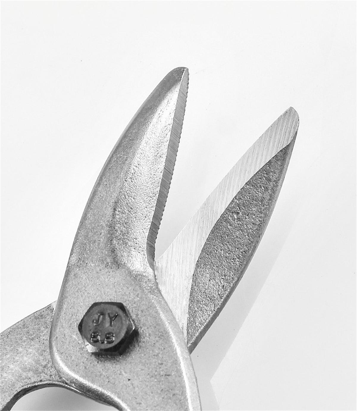 Nahaufnahme einer Metallschneidklinge. Die Klinge ist geöffnet und hat eine gezahnte Kante. Ein Bolzen ist sichtbar.