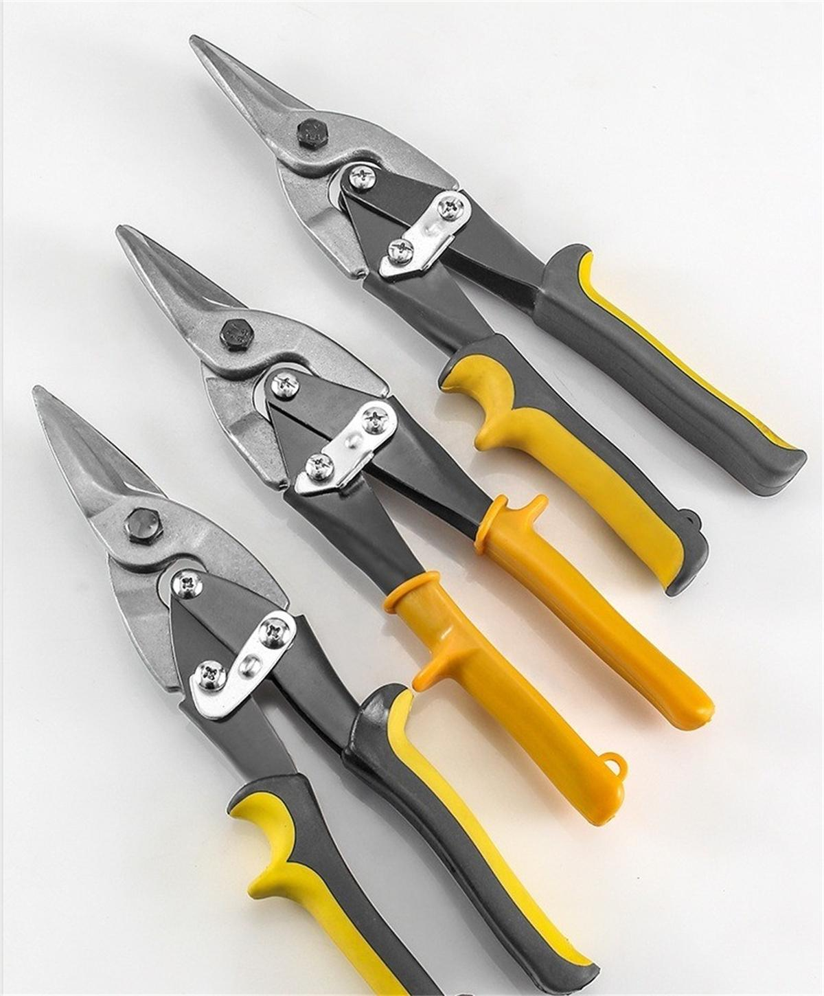 Metallscheren mit schwarz-gelben Griffen sind in einer Reihe angeordnet. Die Klingen sind spitz und scharf.