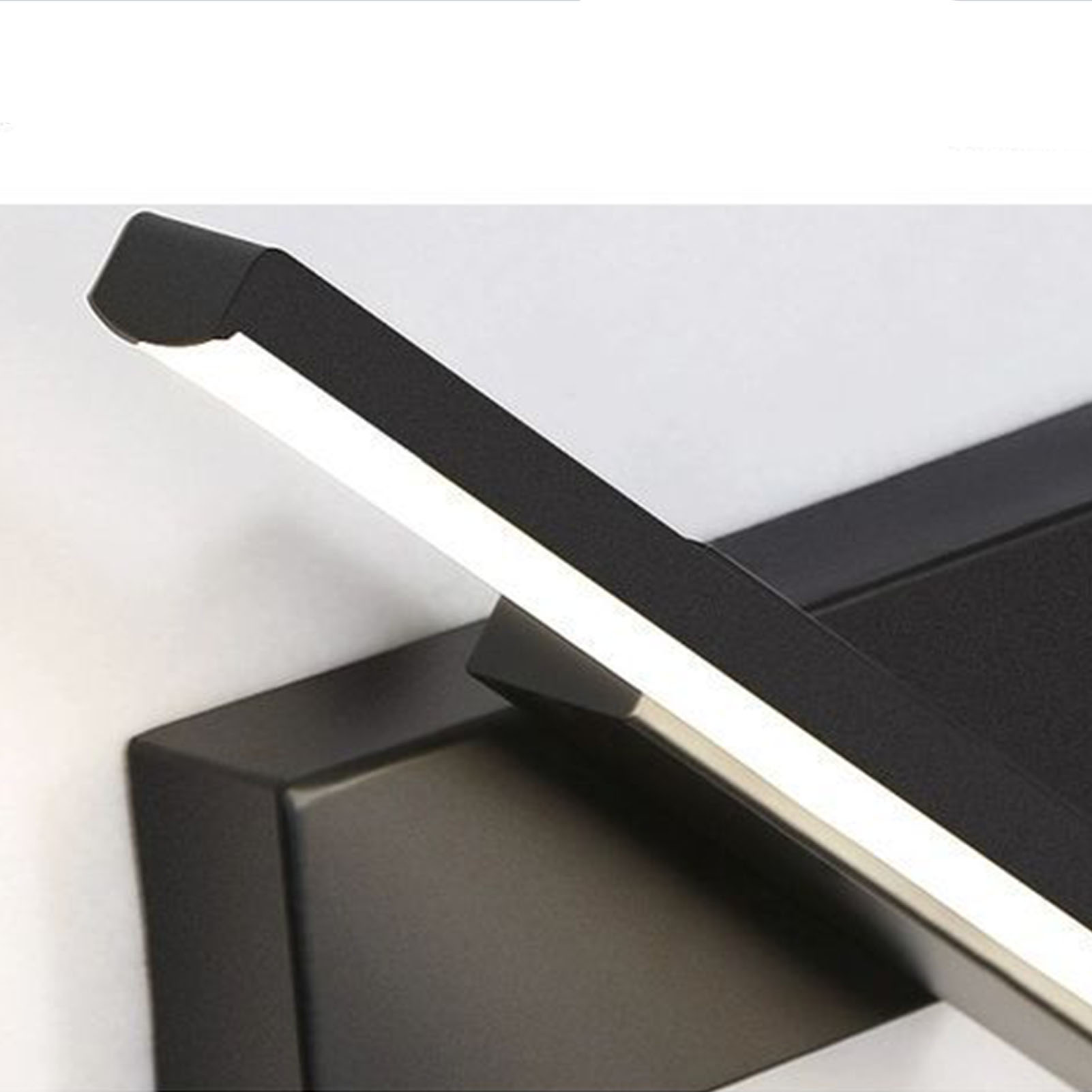 Nahaufnahme einer schwarzen LED-Wandleuchte. Schwarze Basis und beleuchteter Lichtbalken.